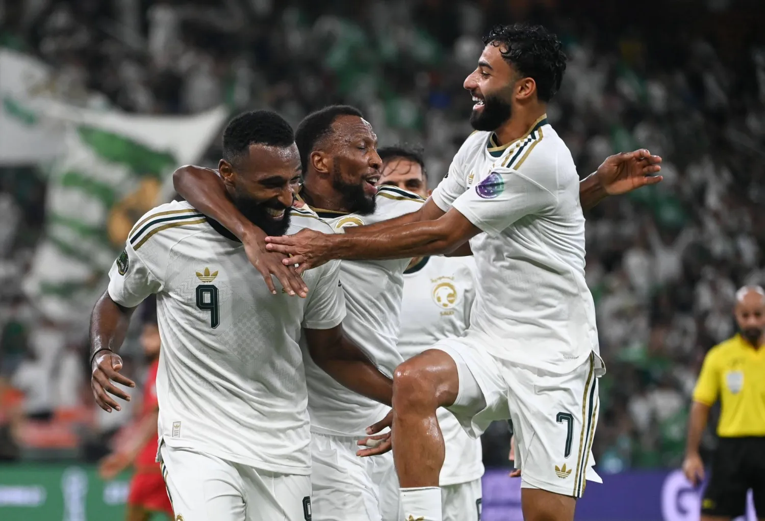 فرحة سعودية بالهدف الأول (تصوير: علي خمج)