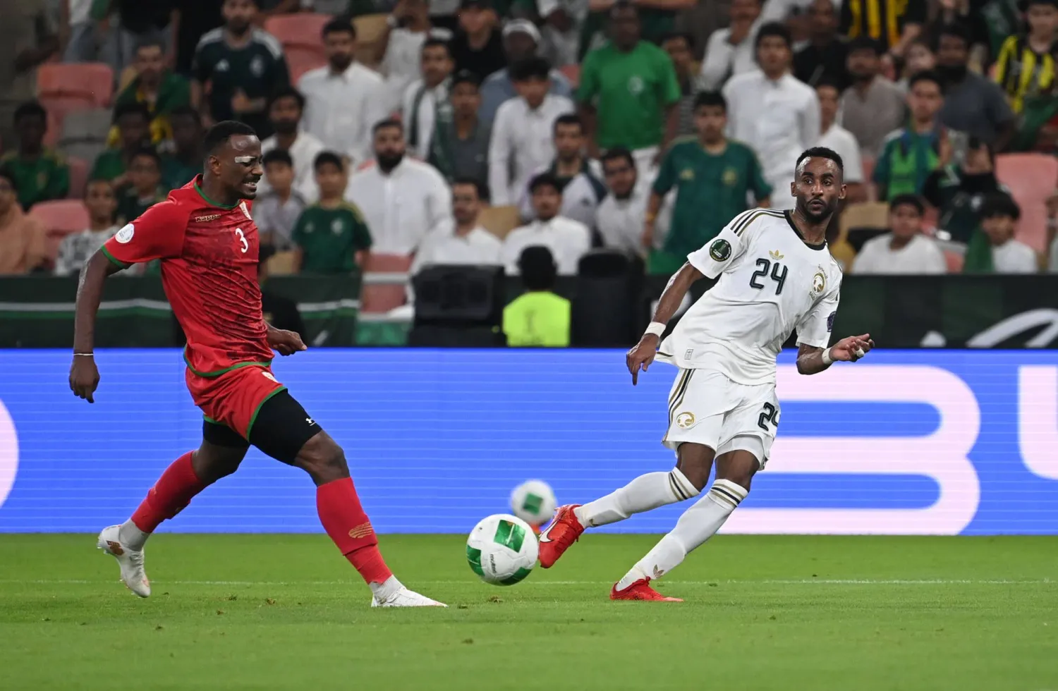 متعب الحربي لاعب المنتخب السعودي (تصوير: علي خمج)
