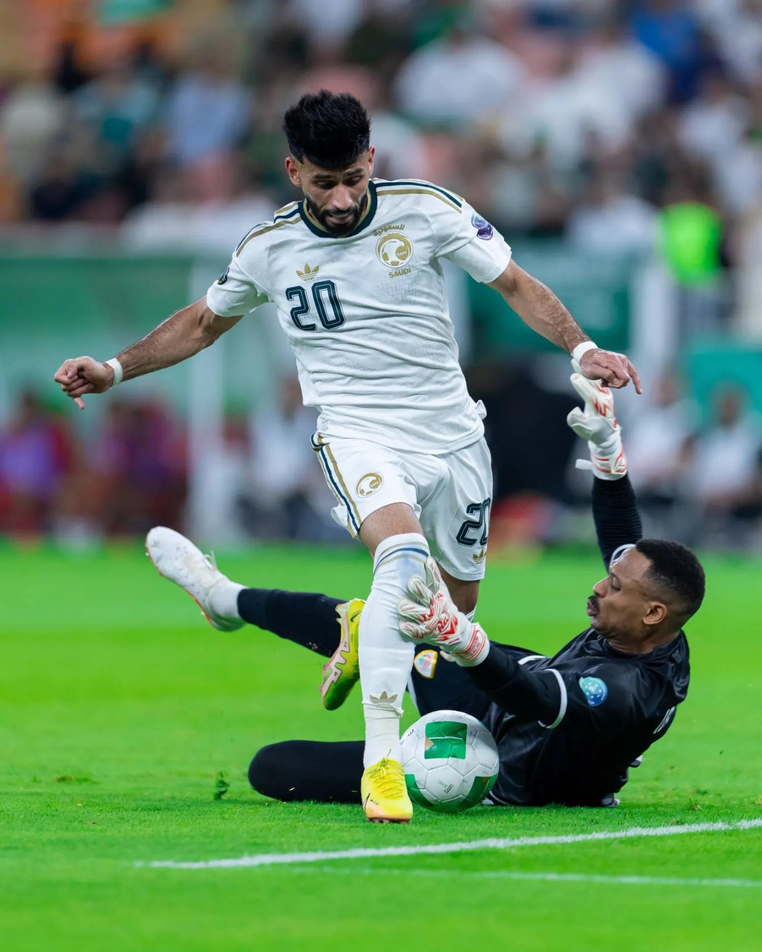 مندش في محاولة هجومية للأخضر (المنتخب السعودي)