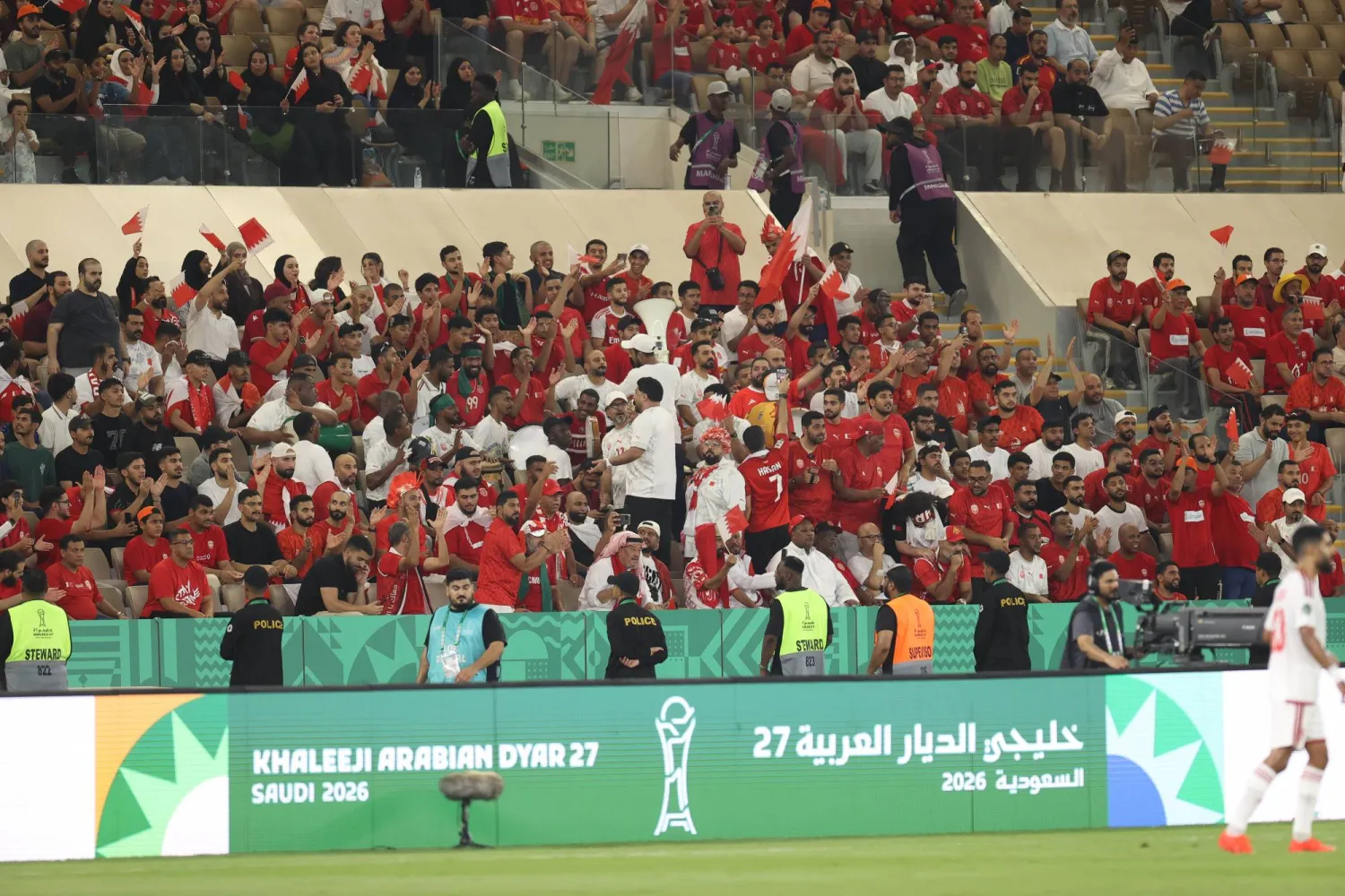 الجماهير البحرينية تمني النفس بصحوة عاجلة لحامل اللقب (تصوير: عدنان مهدلي)