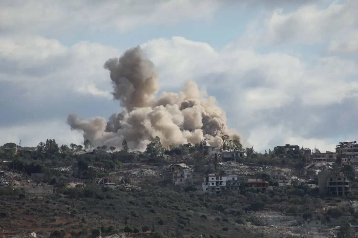 İsrail saldırısının ardından Lübnan’ın güneyindeki Mecdel Zun köyünden yükselen duman (AFP)