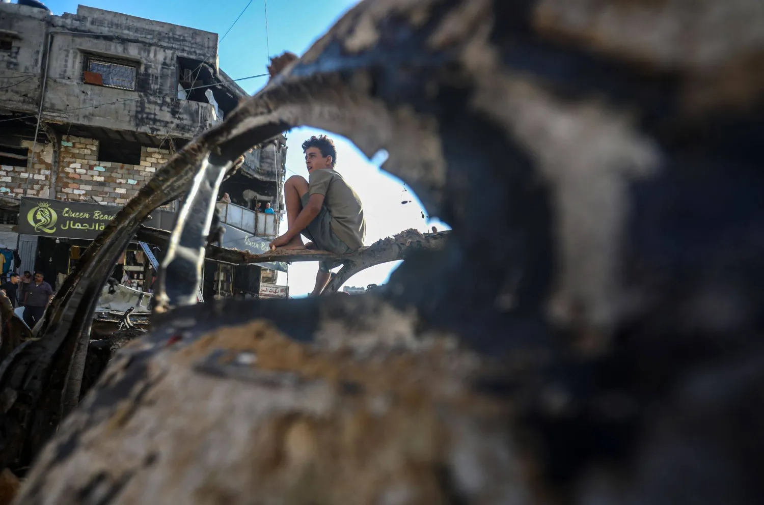 فلسطينيون يتجمعون بموقع تعرض لضربة إسرائيلية في حي الشيخ رضوان بقطاع غزة الأسبوع الماضي (د.ب.أ)