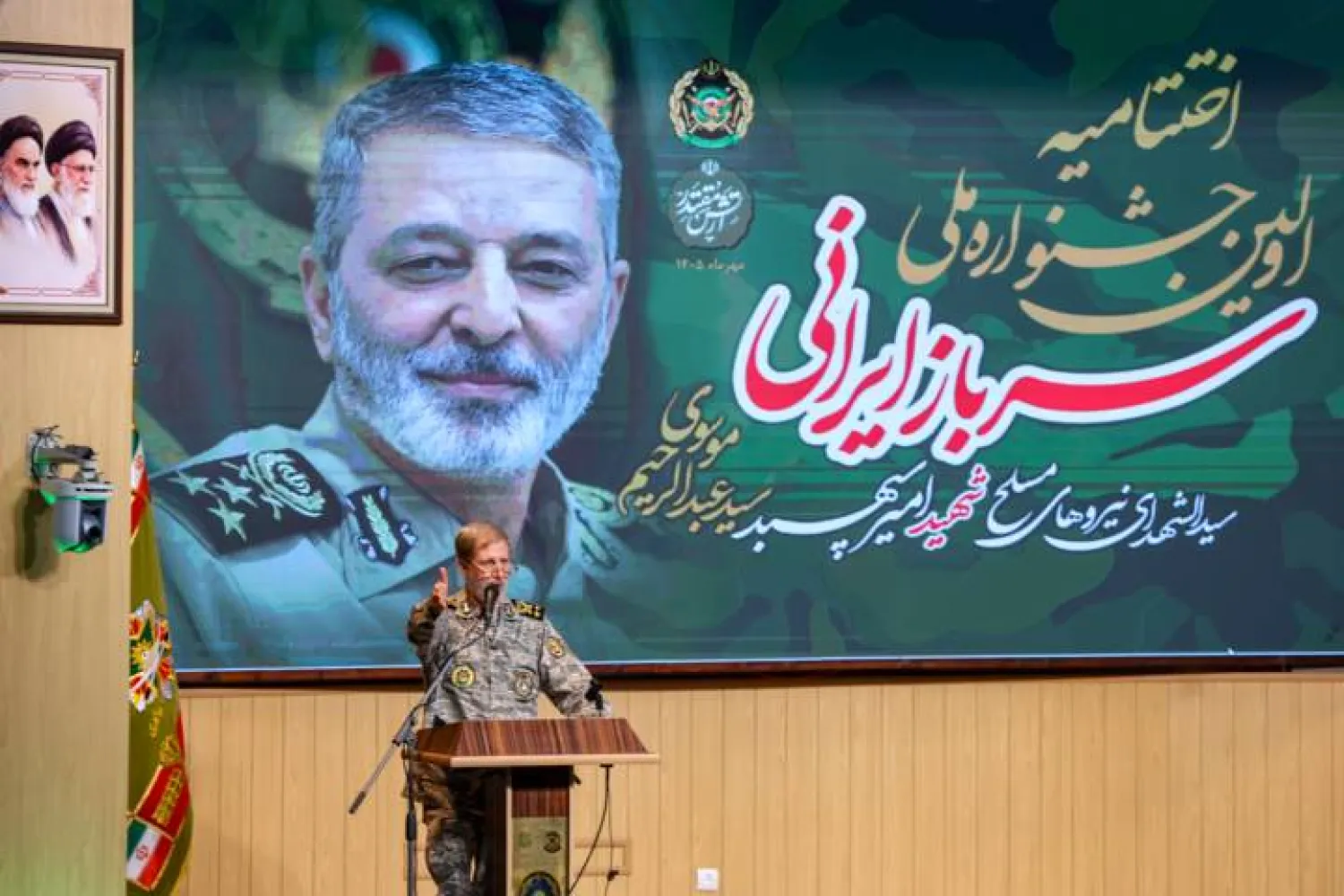 قائد الجيش الإيراني أمير حاتمي يلقي خطاباً أمام حشد من قواته الأحد (أرنا)