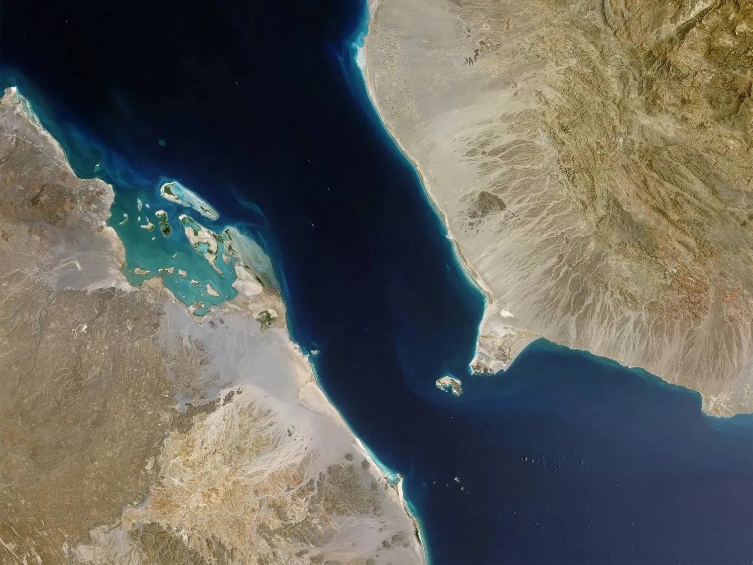 صورة بالقمر الاصطناعي لمضيق باب المندب (ناسا)