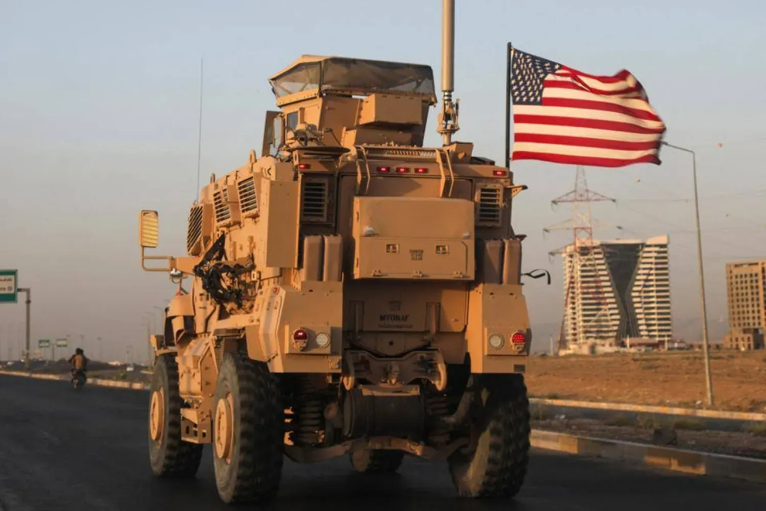 Irak Kürdistan Bölgesi’nin başkenti Erbil’de ilerleyen ABD askeri konvoyuna ait bir araç (Arşiv - AFP)