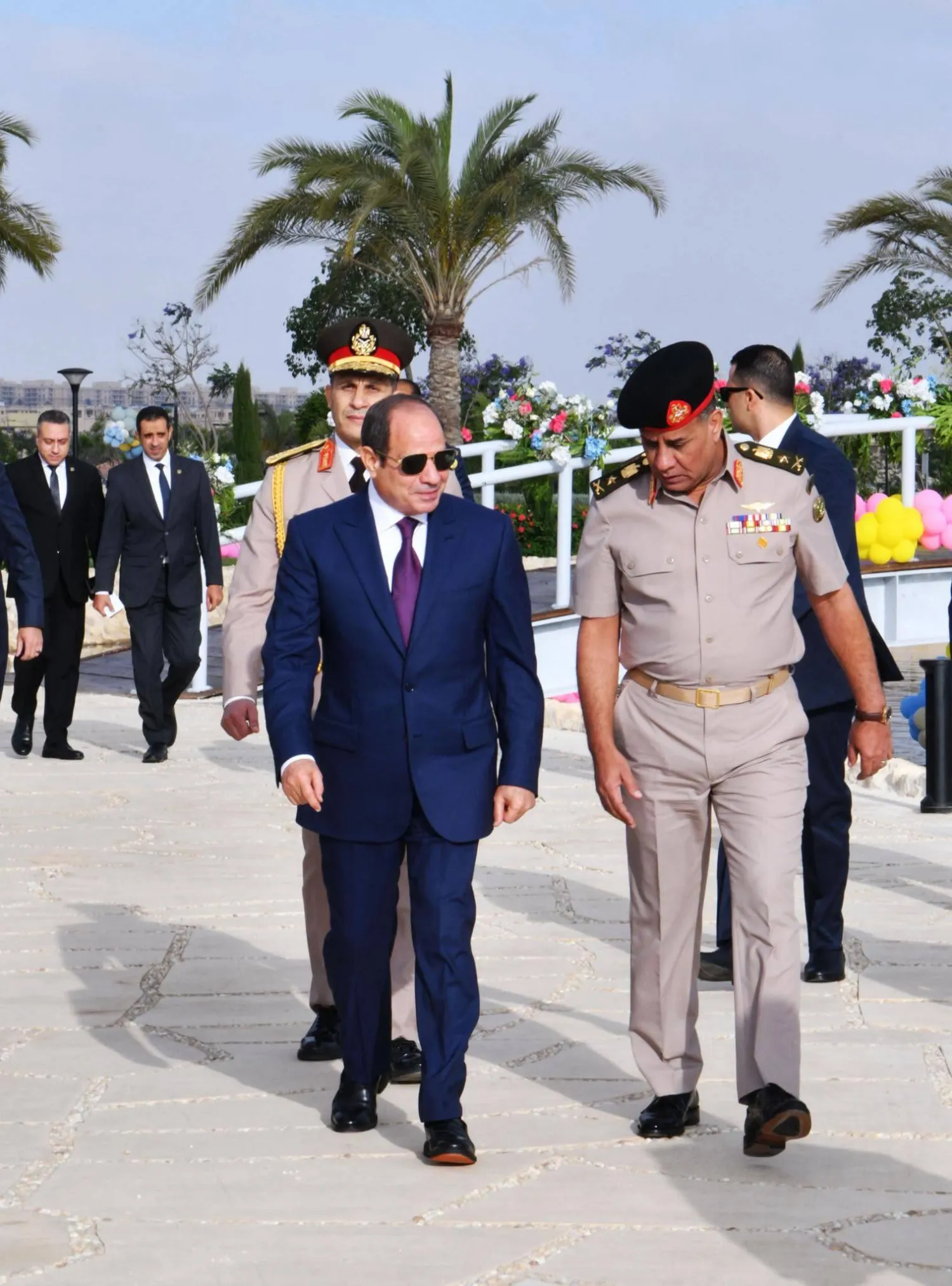 الرئيس المصري عبد الفتاح السيسي ووزير الدفاع أشرف سالم زاهر (الرئاسة المصرية)