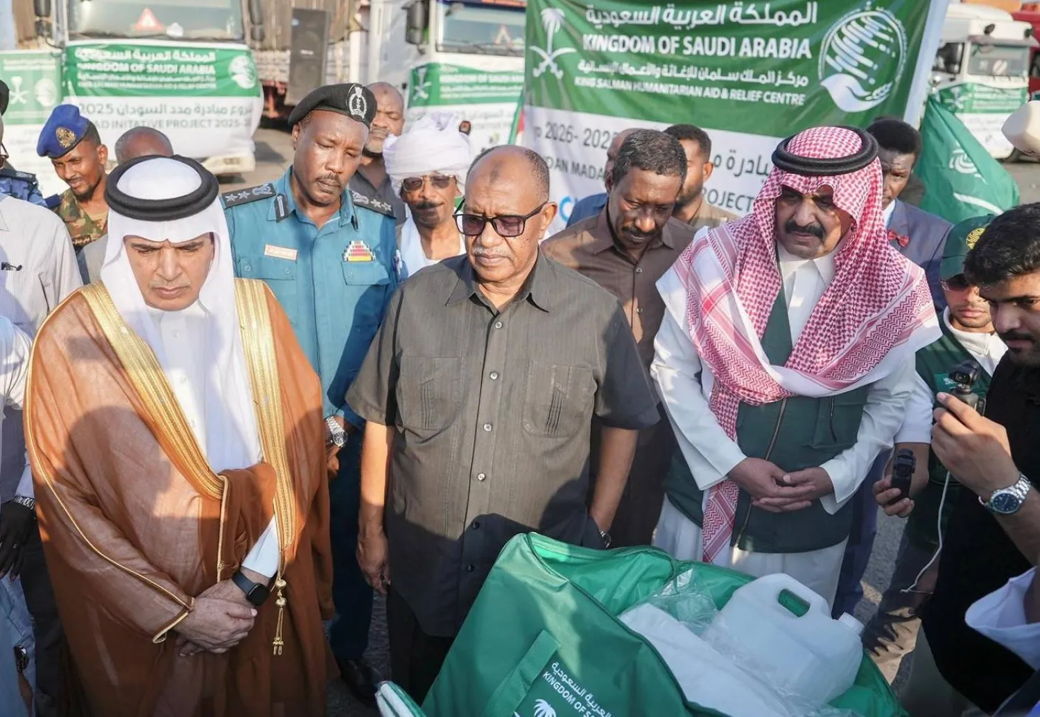 سفير السعودية ووالي ولاية البحر الأحمر وشلهوب الشلهوب مدير إدارة الإعلام بـ«مركز الملك سلمان للإغاثة» خلال حفل التدشين بالخرطوم (واس)