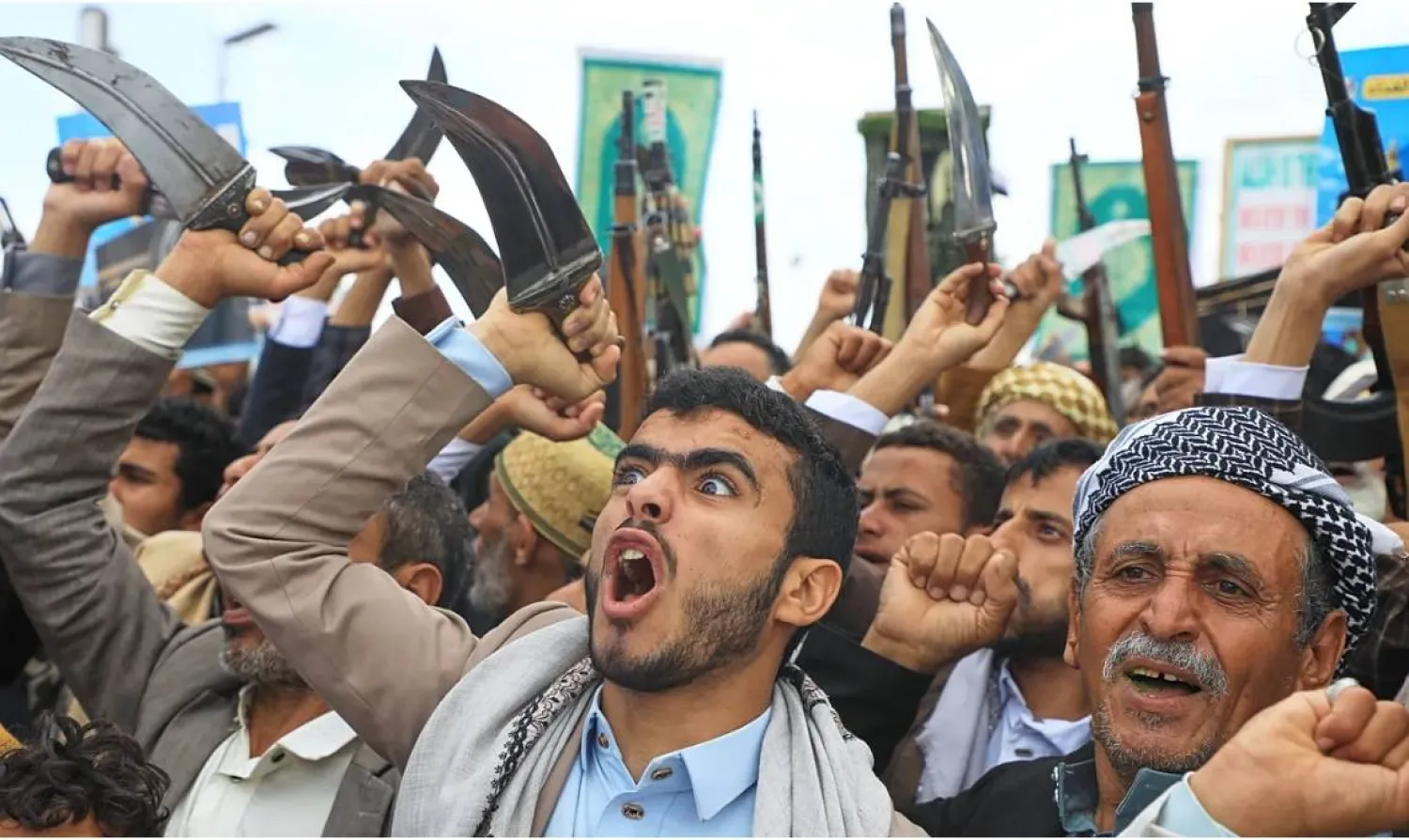 فرض الحوثيون نمط إدارتهم في الجباية والتجنيد على السكان في الساحل الغربي اليمني (أ.ب)