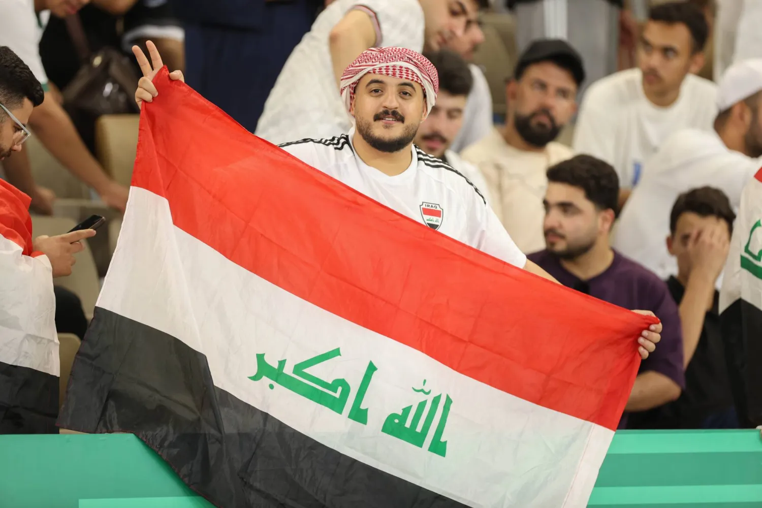 مشجع عراقي يساند منتخب بلاده خلال منافسات «خليجي 27» في جدة (تصوير: علي خمج)