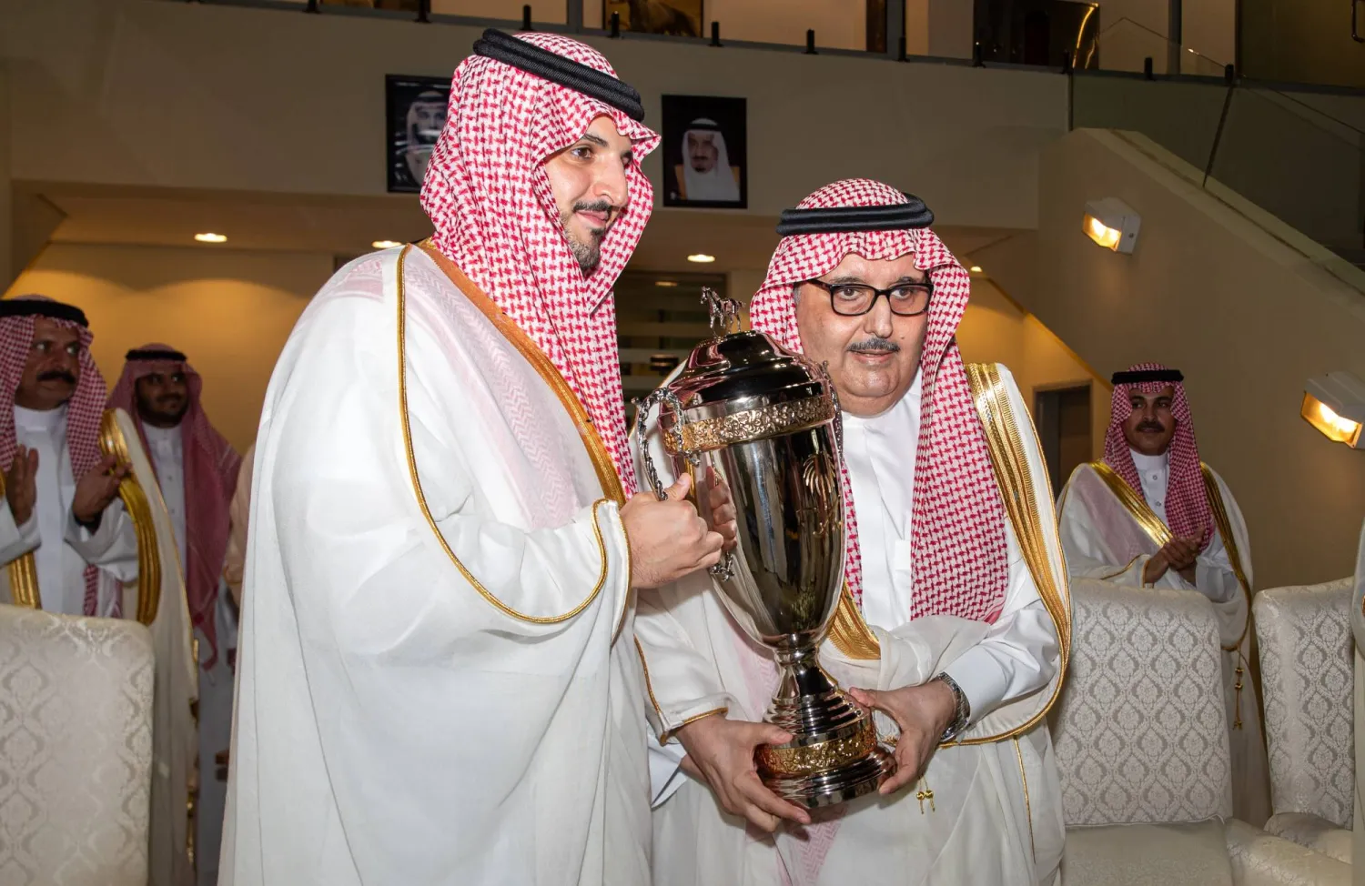 الأمير عبد العزيز بن أحمد بن عبد العزيز خلال التتويج (الشرق الأوسط)