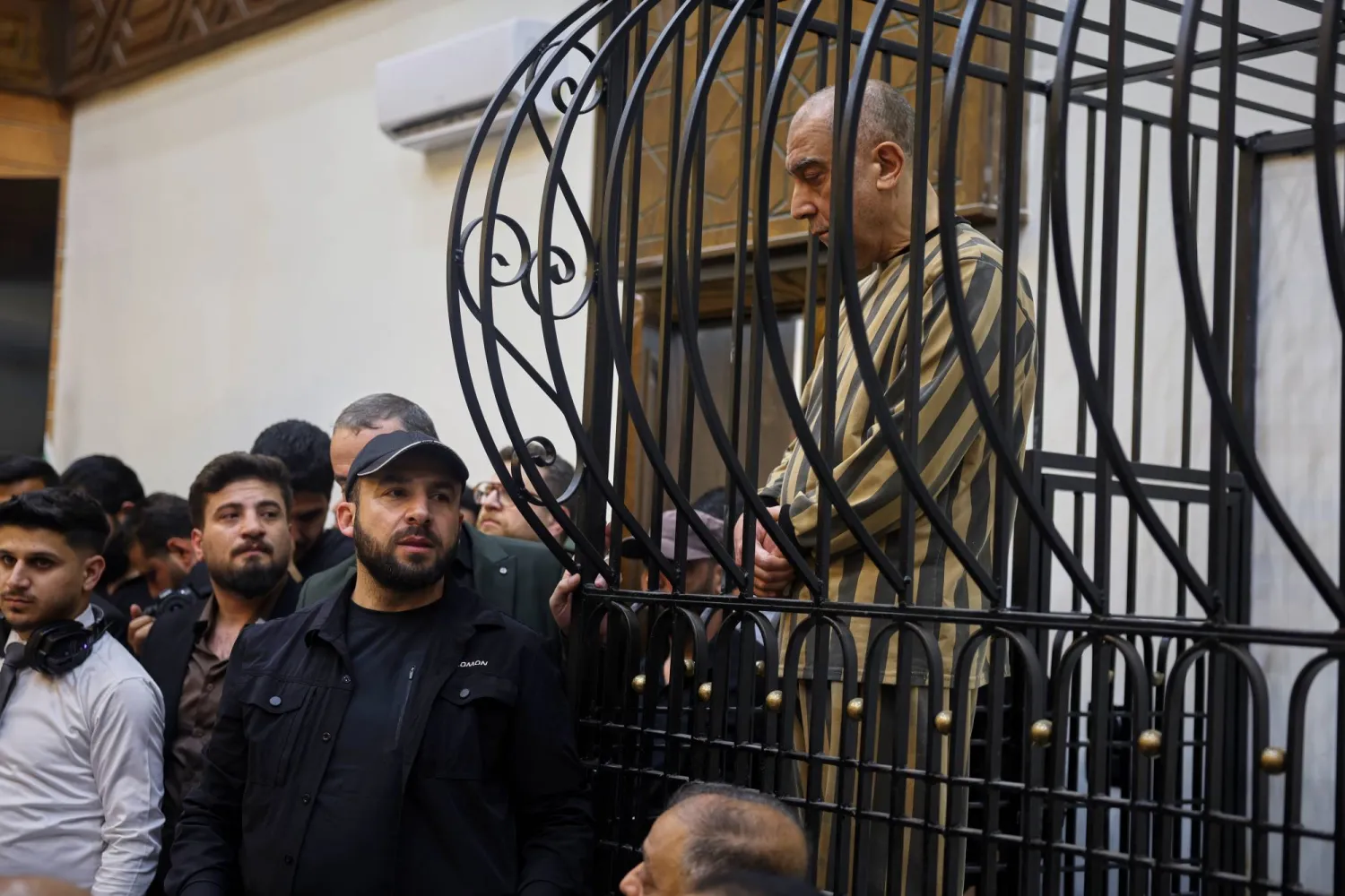 عاطف نجيب الرئيس السابق لفرع الأمن السياسي بمنطقة درعا خلال حكم بشار الأسد في جلسة محاكمة بقصر العدل في دمشق أبريل 2026 (أ.ب)