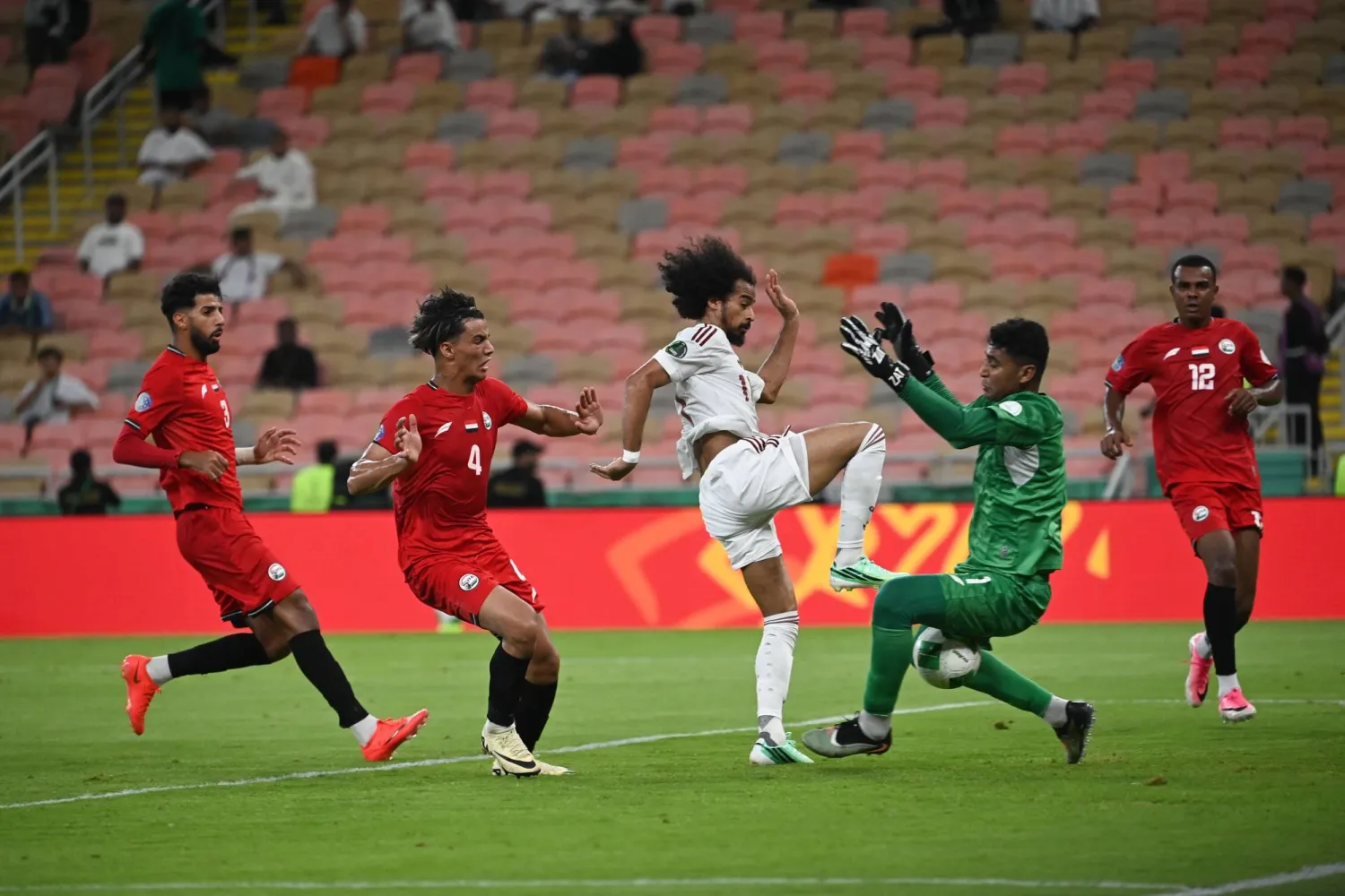 عفيف في محاولة هجومية أمام المرمى اليمني (تصوير: علي خمج)