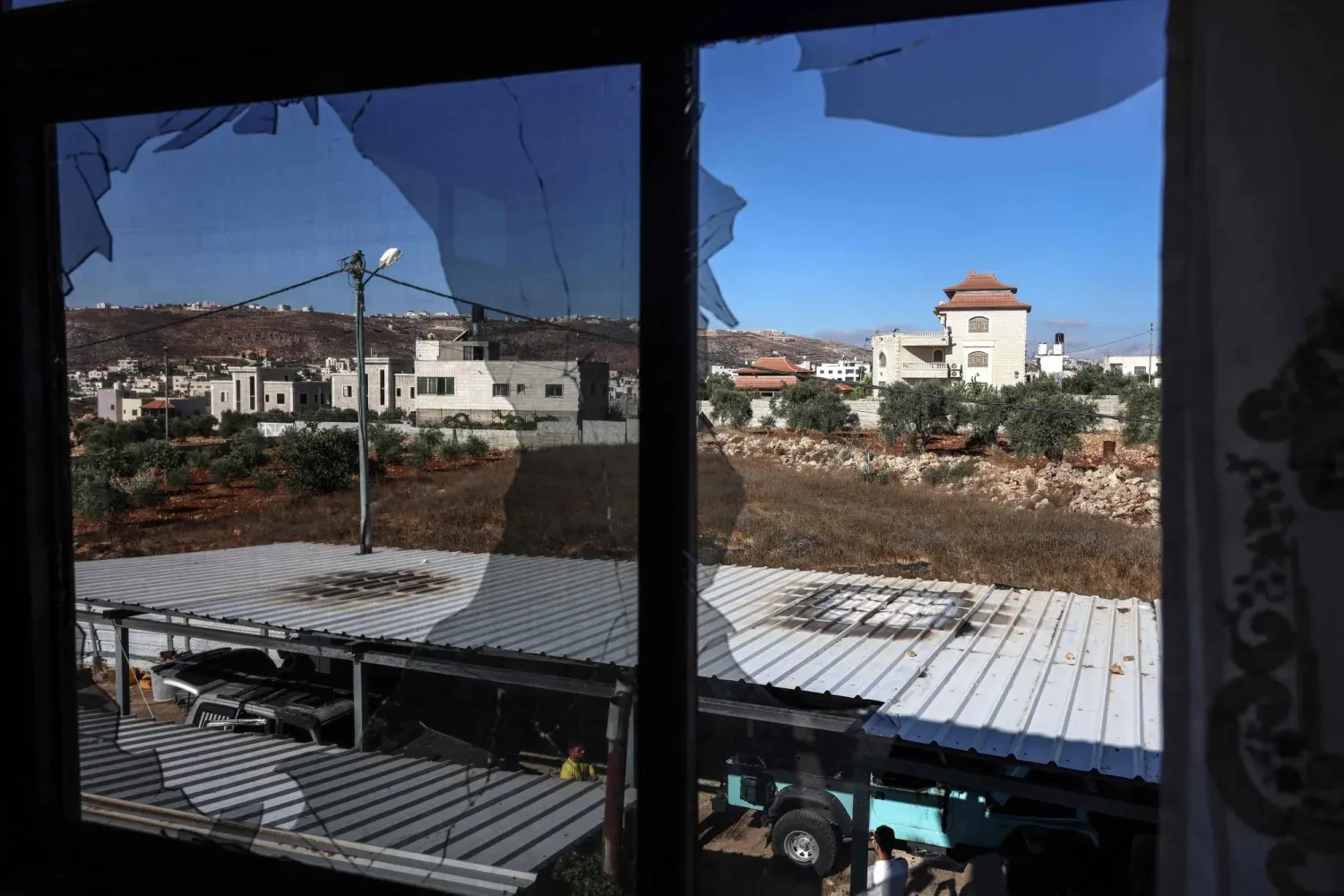 Batı Şeria’nın kuzeydoğusundaki Ebu Felah köyünde İsrailli yerleşimcilerin düzenlediği saldırıda kırılan pencereler (AFP)
