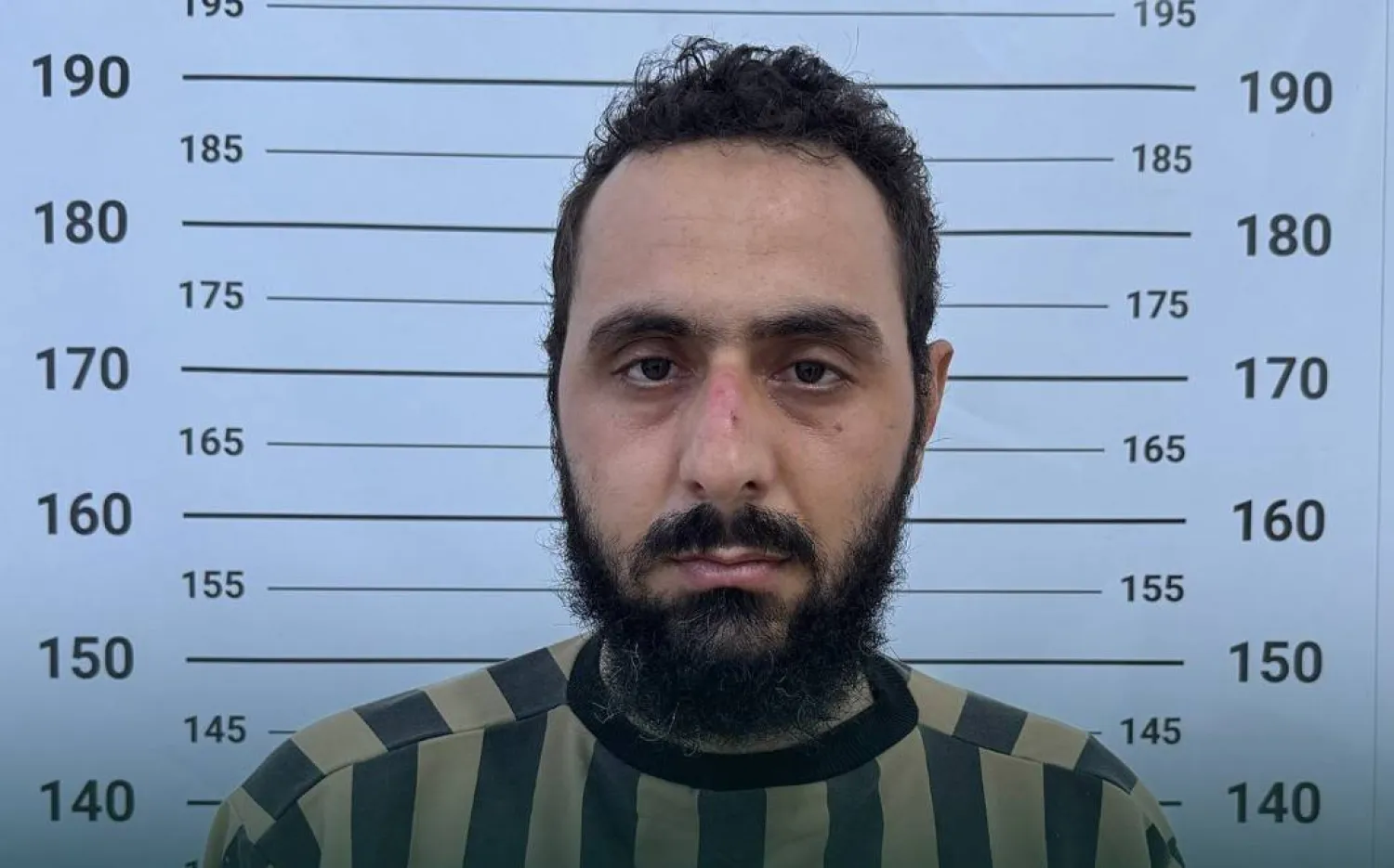 أحد الموقوفين ضمن الخلية التابعة لتنظيم «داعش» التي أعلن الأمن السوري تفكيكها (سانا)