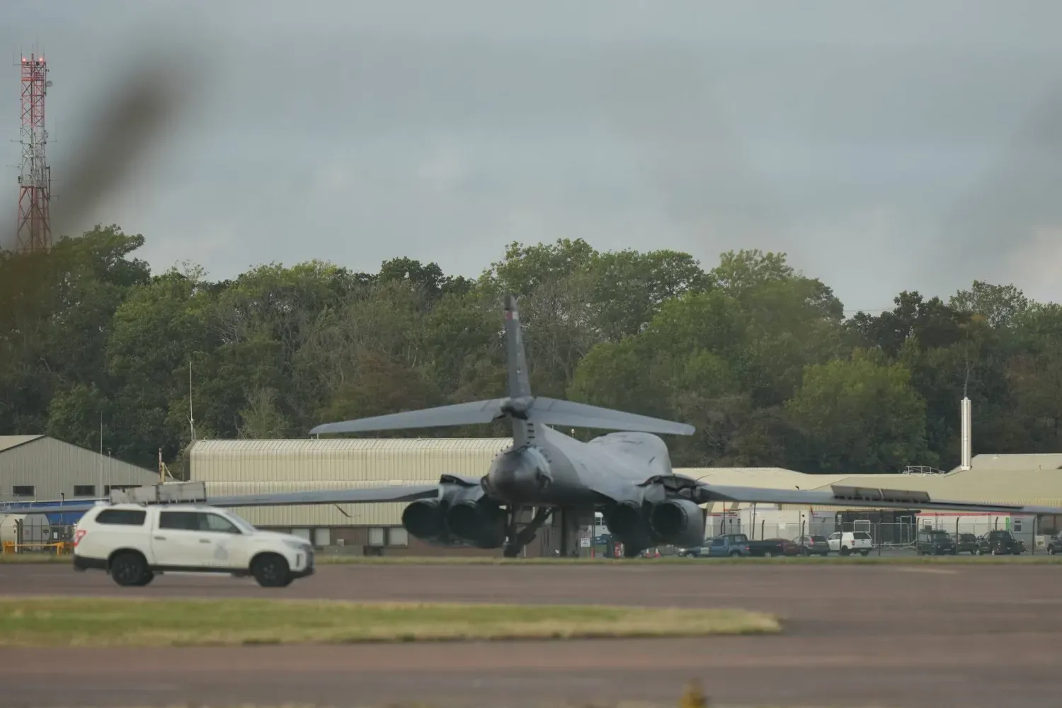 İngiltere'deki Fairford Hava Üssü'nde konuşlu ABD'ye ait B-1 bombardıman uçağı (AP)
