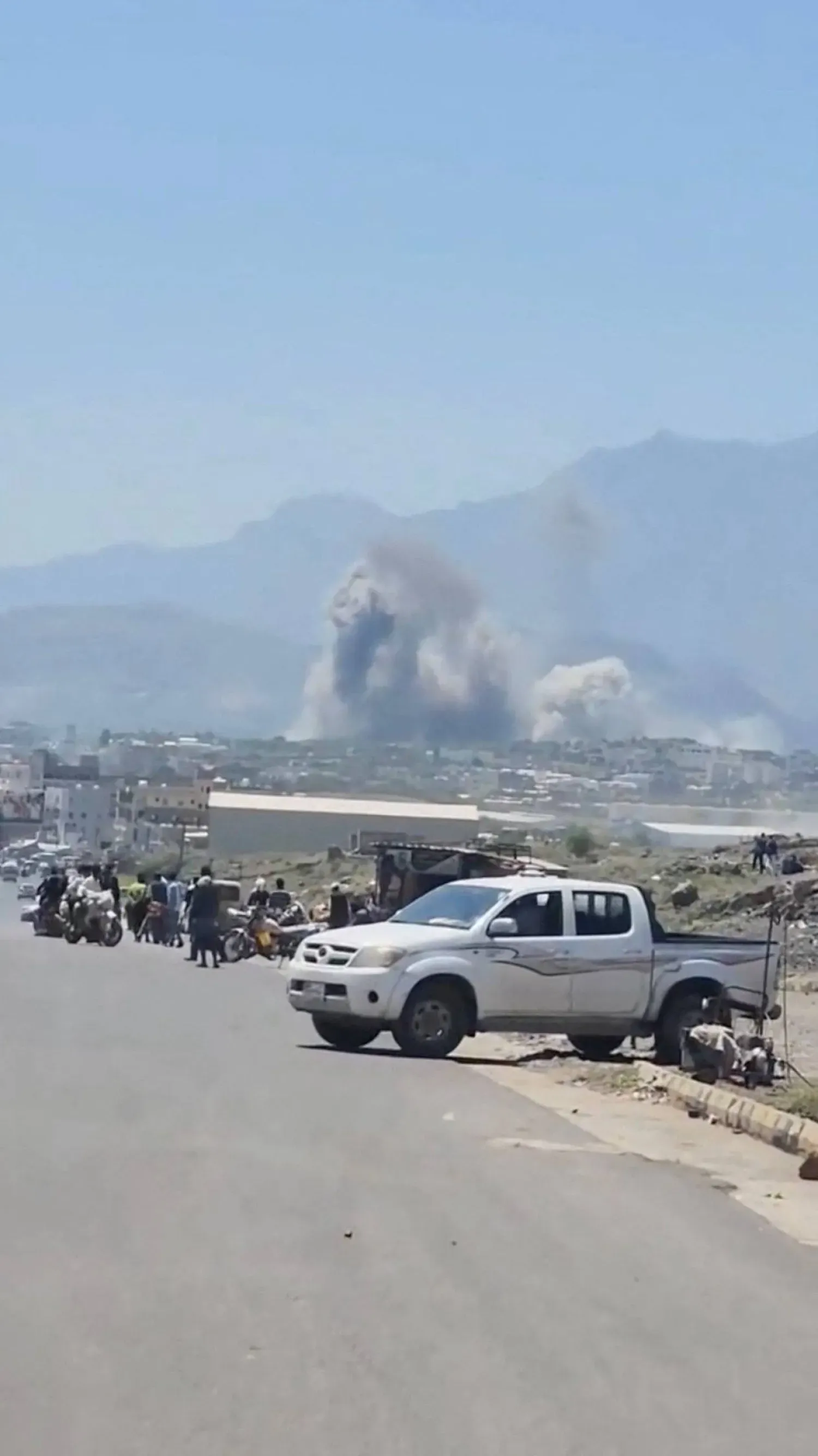 Taiz'de Husi hedefine düzenlenen saldırının ardından binaların yakınından dumanlar yükseldi (Reuters)