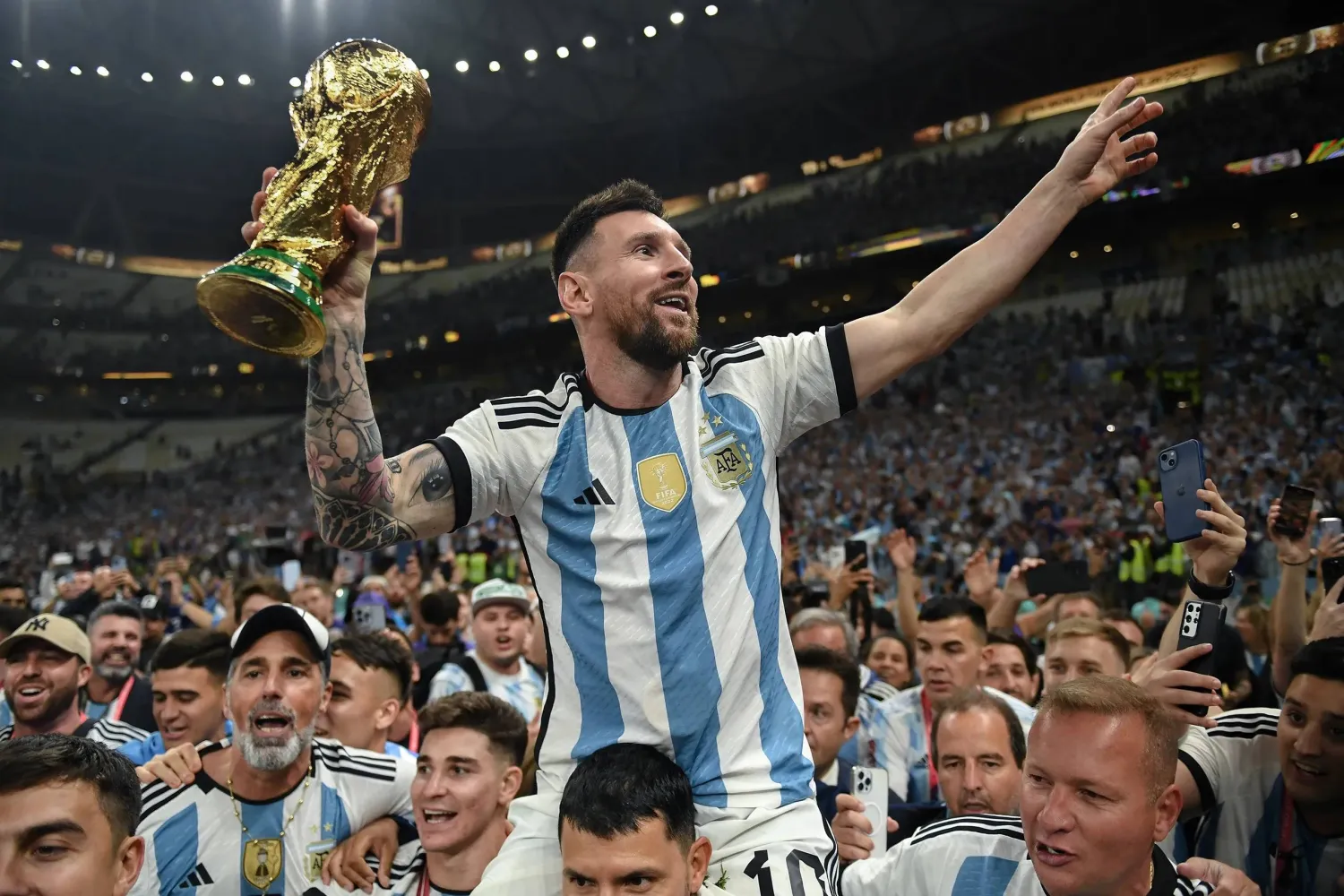 الفوز بـ«كأس العالم 2022» أعظم إنجازات ميسي مع الأرجنتين (غيتي)