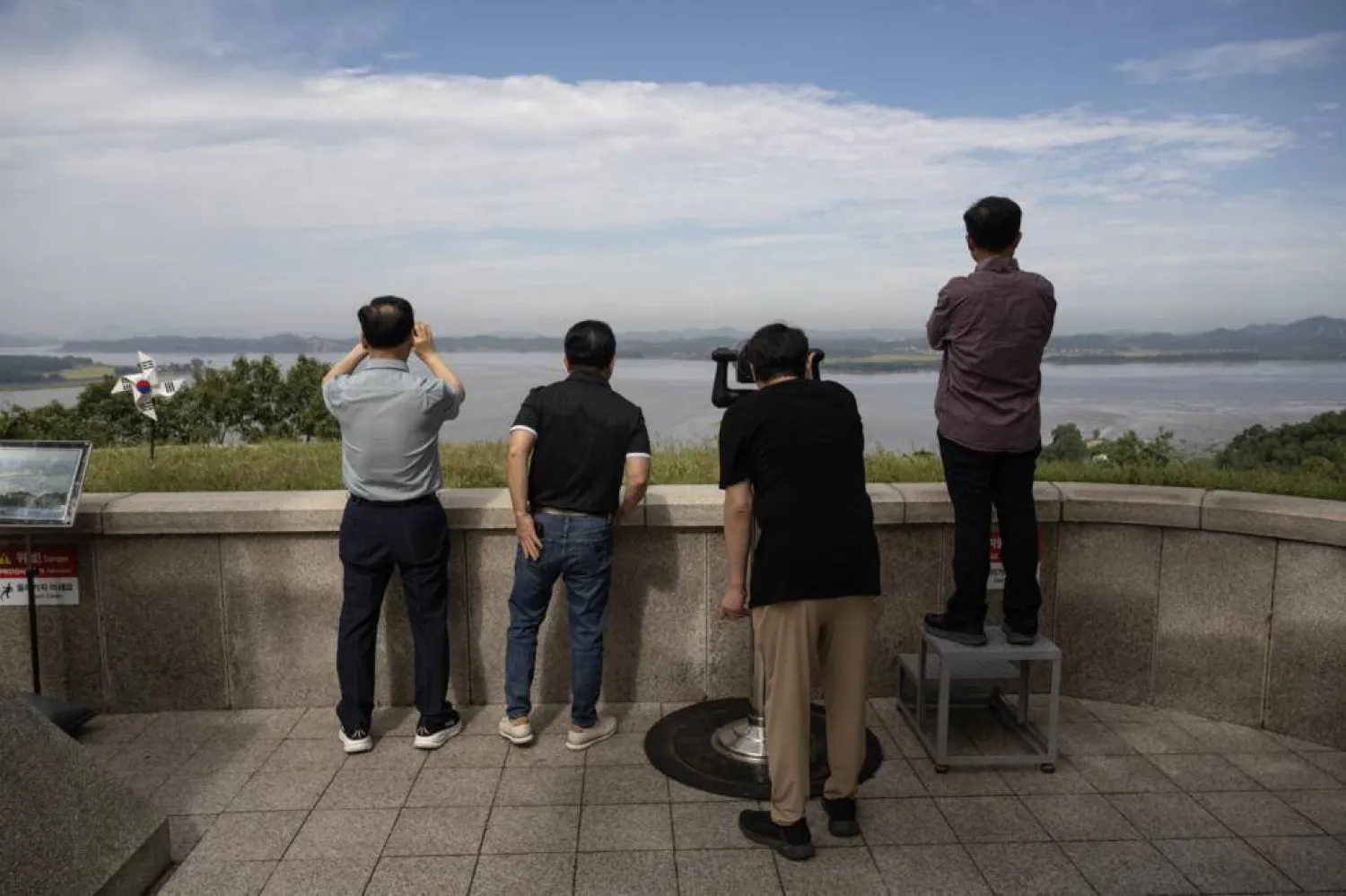 Visitors look towards North Korea, which has worked to seal off links to the outside world. Lillian SUWANRUMPHA / AFP
