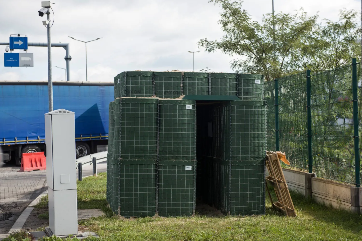 A bunker built of sandbags, which serves as shelter for border guards, stands next to the lanes at the Dorohusk-Jagodzin border crossing between Poland and Ukraine, in Dorohusk, Poland, on Sept. 24, 2026. (AP Photo/Attila Husejnow)

