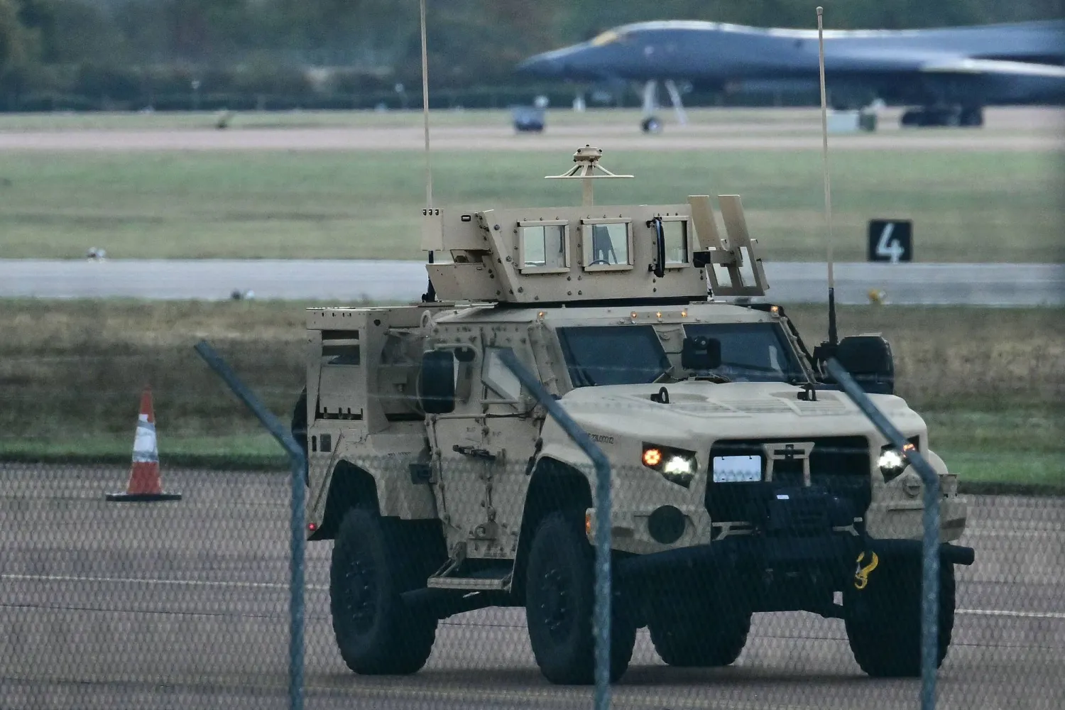 مركبة مدرّعة تقوم بدورية داخل قاعدة «راف فيرفورد» (RAF Fairford) في فيرفورد جنوب غربي إنجلترا (أ.ف.ب)