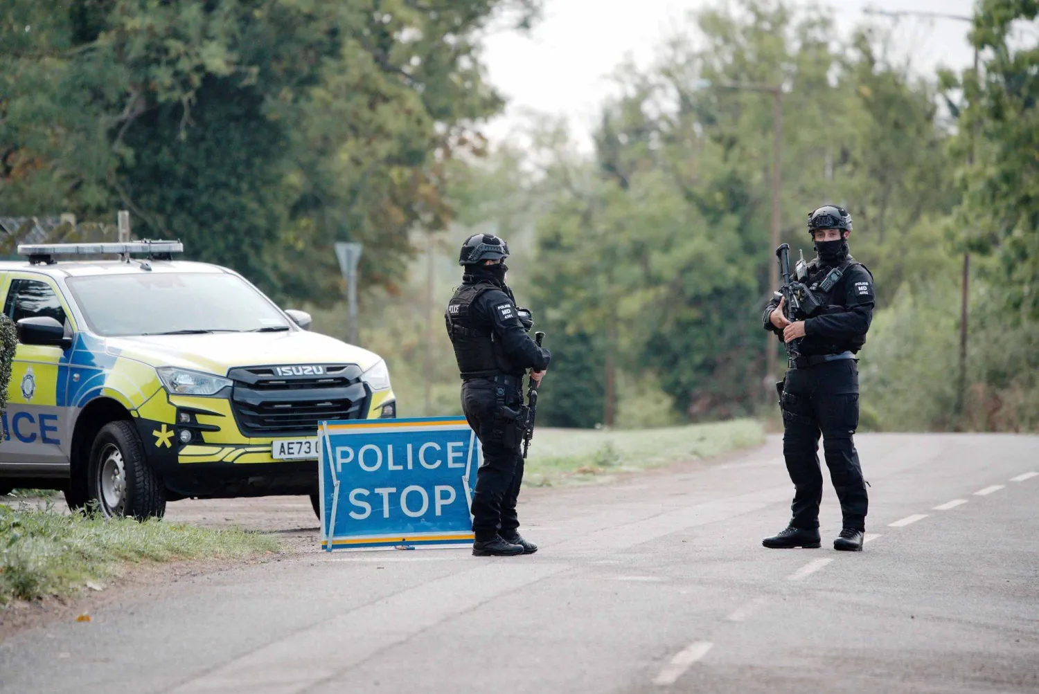 28 September 2026, United Kingdom, Fairford: A police checkpoint near RAF Fairford after major incident was declared on Sunday, with armed police manning a cordon near the village of Whelford in Gloucestershire, near RAF Fairford which is used by the United States Air Force (USAF). Photo: Ben Birchall/PA Wire/dpa

