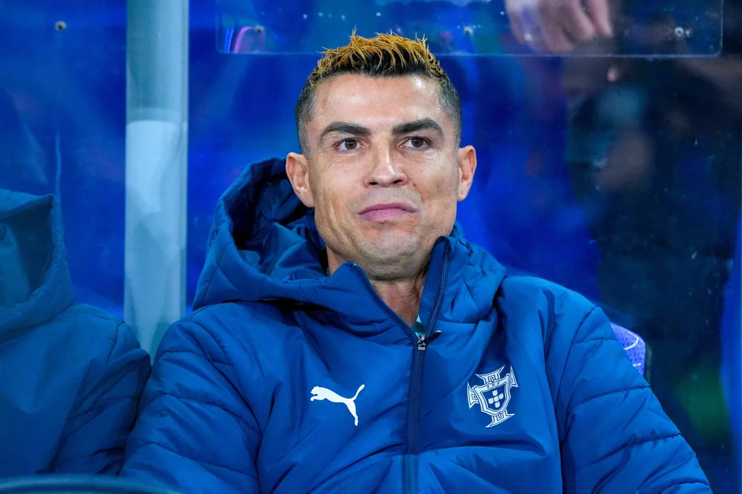 كريستيانو رونالدو على مقاعد بدلاء البرتغال قبل مواجهة النرويج في «دوري الأمم الأوروبية» (رويترز)