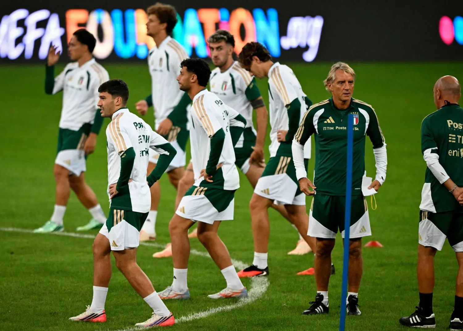 مدرب إيطاليا روبرتو مانشيني ولاعبو المنتخب خلال حصة تدريبية عشية مواجهة تركيا في دوري الأمم الأوروبية (أ.ف.ب)