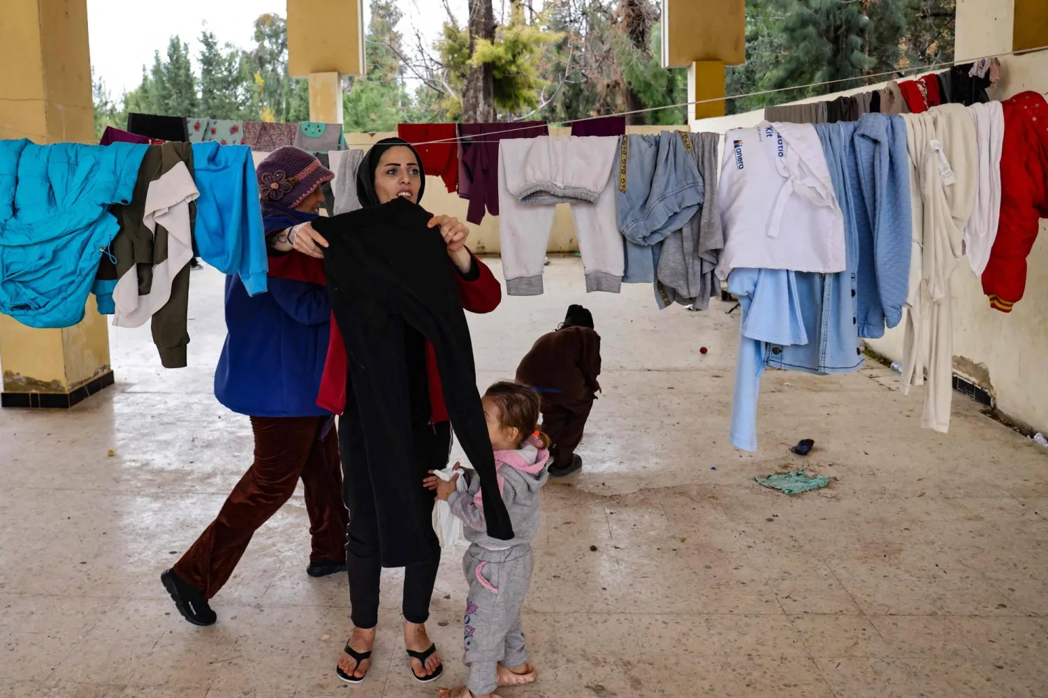 فتاة نازحة من جنوب لبنان في إحدى مدارس مدينة صور التي تحوّلت إلى مركز للنازحين (أ.ف.ب)