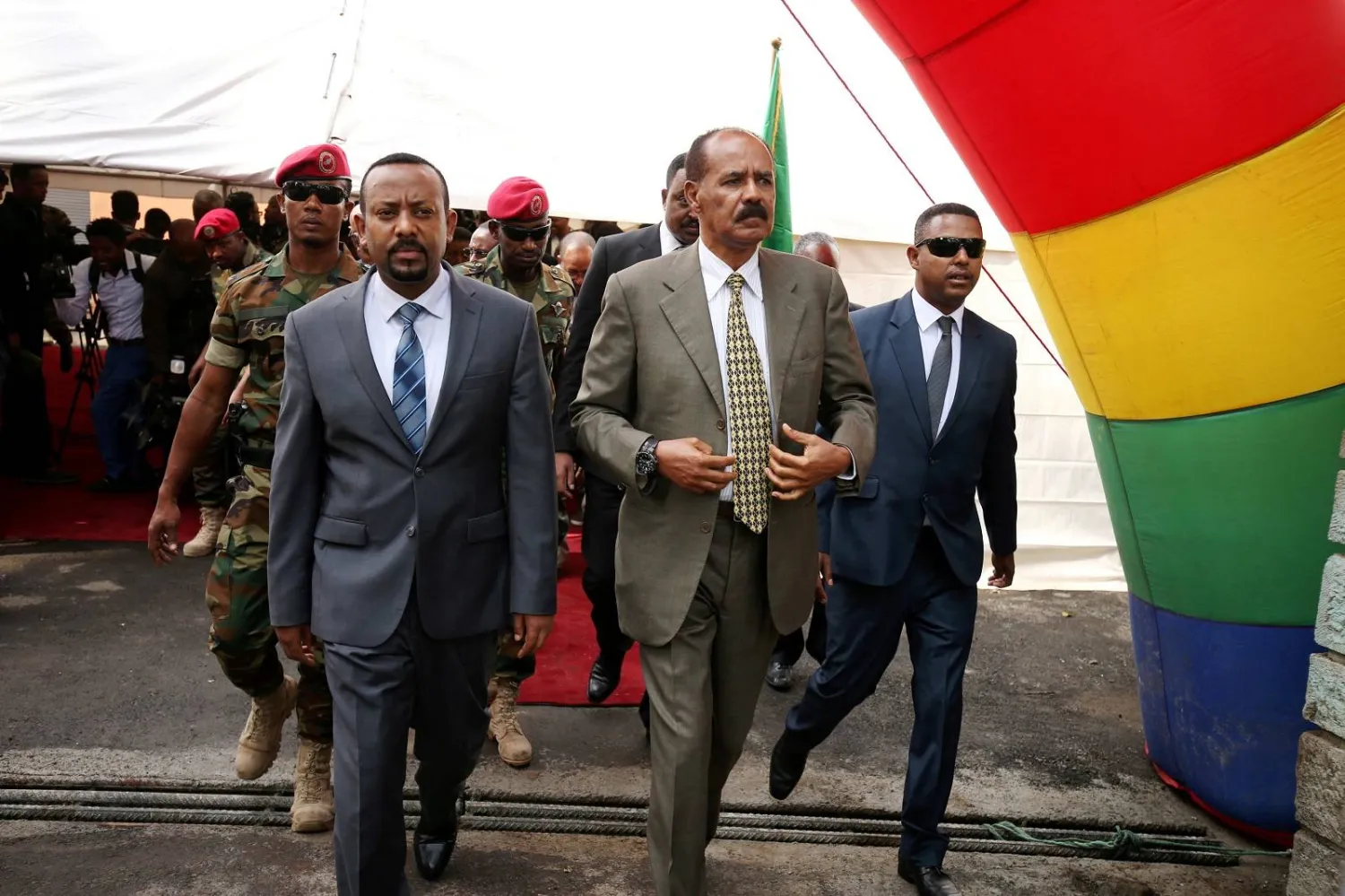 الرئيس الإريتري أسياس أفورقي ورئيس الوزراء الإثيوبي آبي أحمد خلال افتتاح السفارة الإريترية في أديس أبابا يوليو 2018 (رويترز)