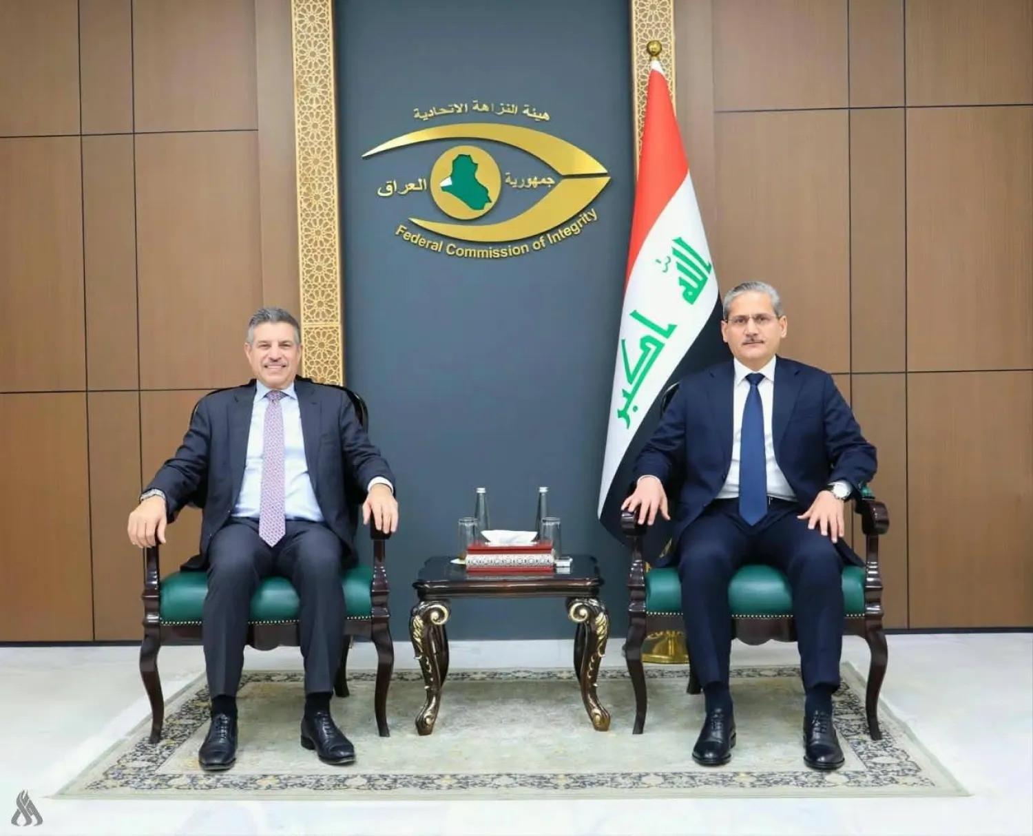رئيس «هيئة النزاهة» (يمين) مع القائم بالأعمال الأميركي (واع)