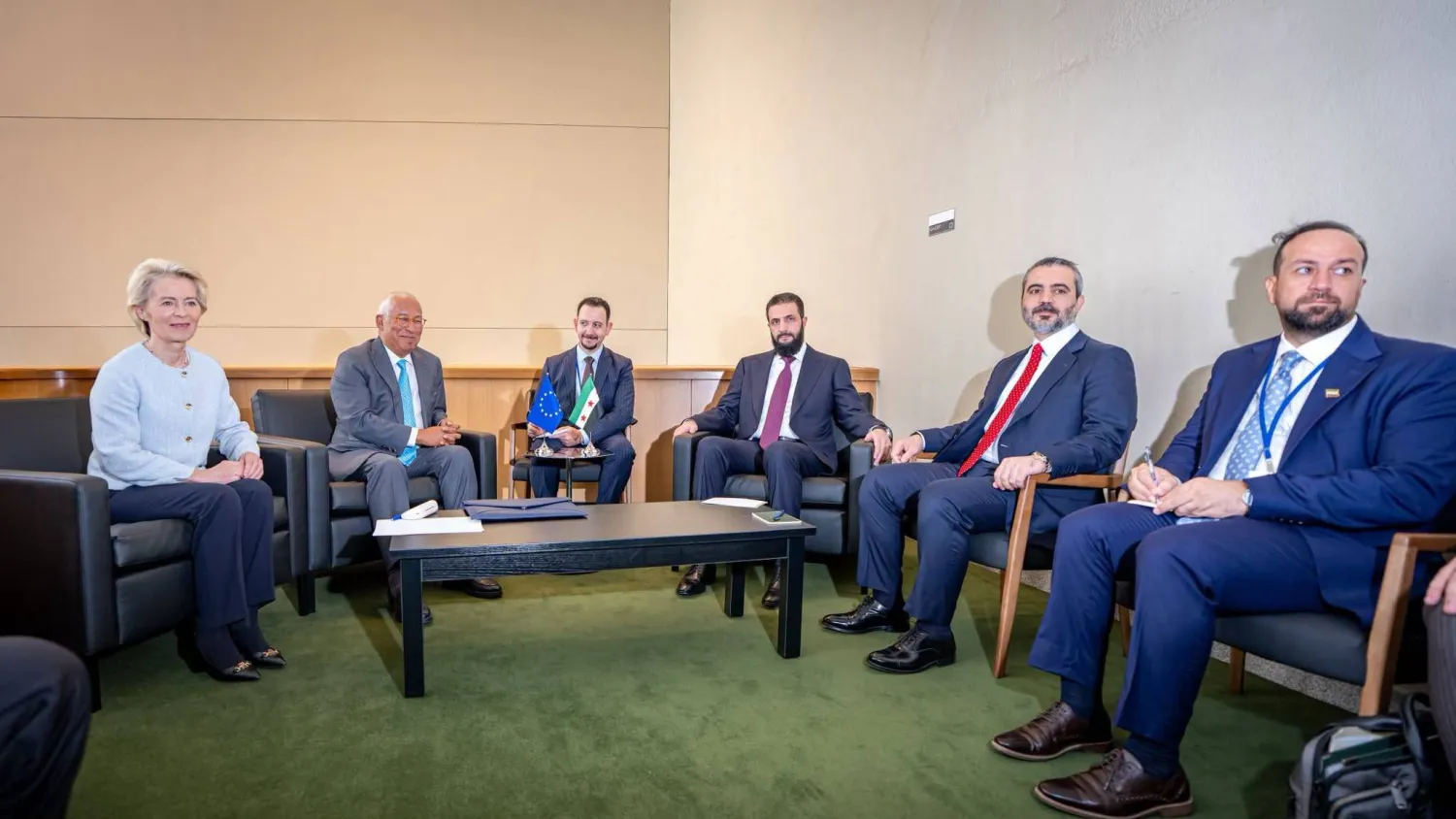 الرئيس السوري أحمد الشرع ووزير الخارجية أسعد الشيباني مع رئيس المجلس الأوروبي أنطونيو كوستا ورئيسة المفوضية الأوروبية أورسولا فون دير لاين على هامش أعمال الجمعية العامة للأمم المتحدة (الخارجية السورية)