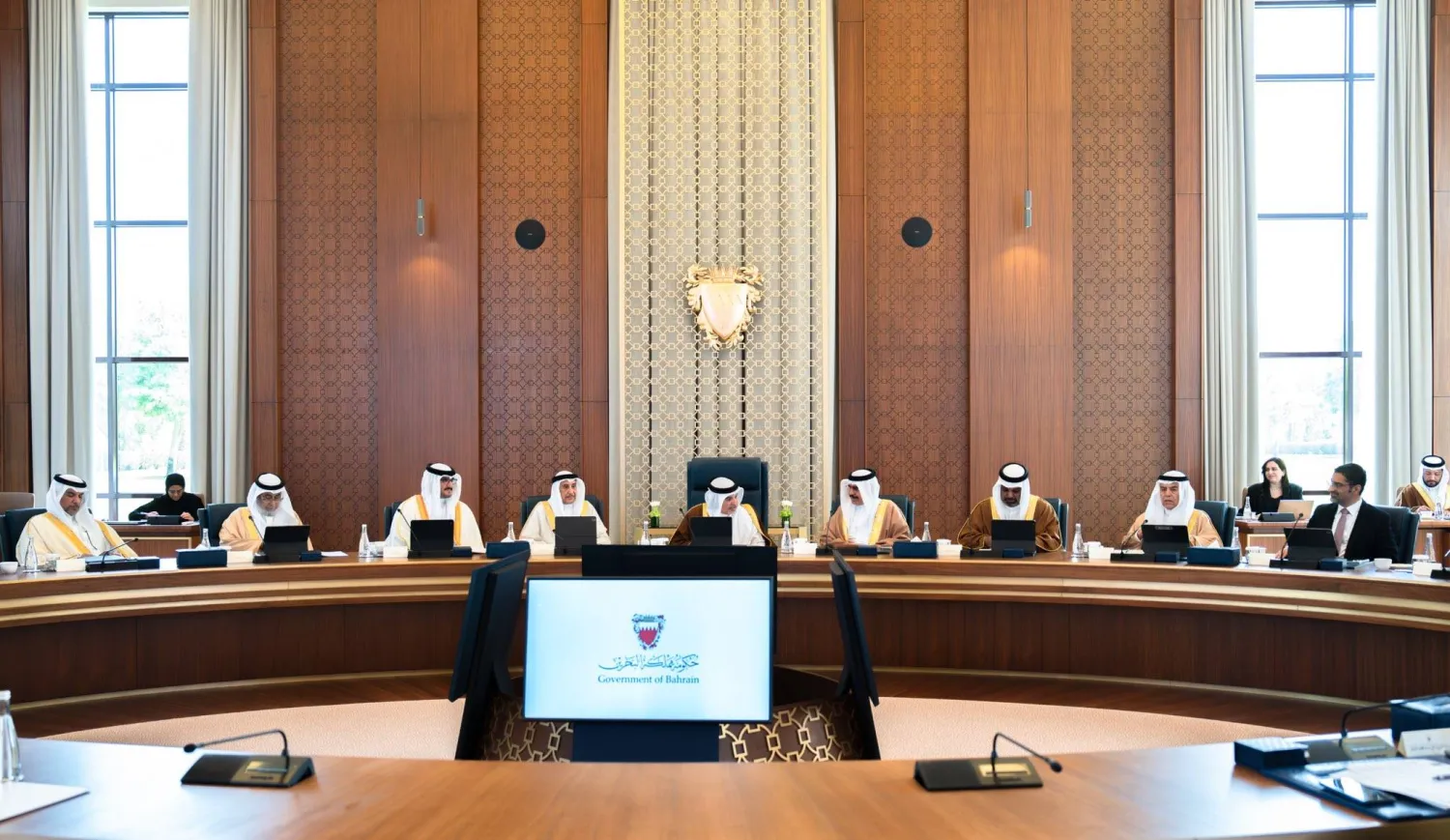 ولي العهد البحريني مترئساً جلسة مجلس الوزراء في قصر القصيبية الاثنين (بنا)