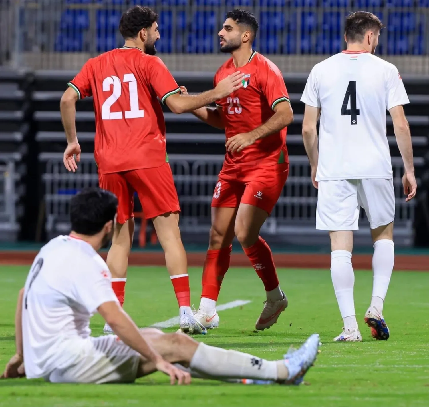 فرحة لاعبي فلسطين بالتسجيل في مرمى طاجيكستان (الاتحاد الفلسطيني)