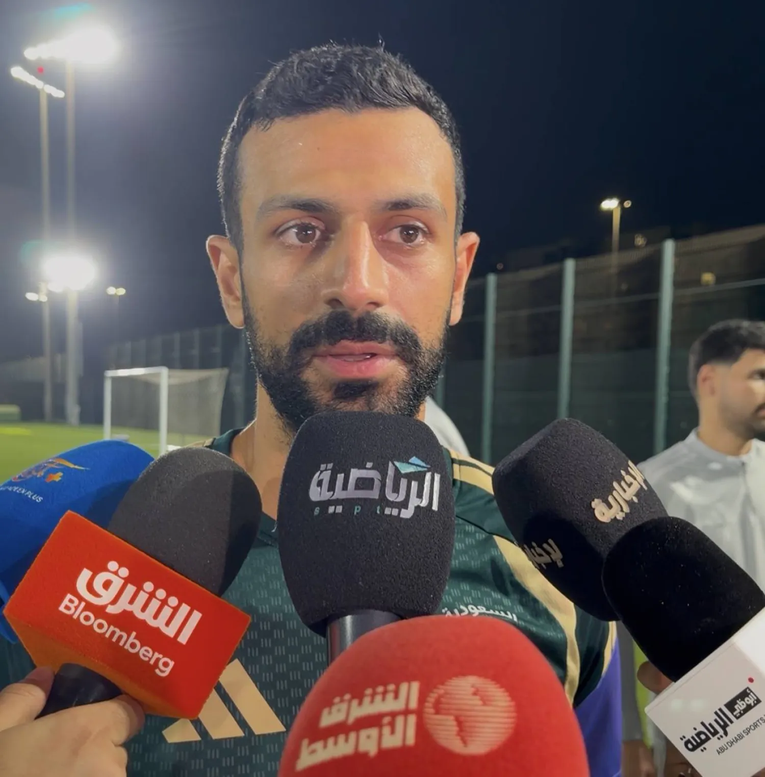 آل سالم في حديثه لممثلي وسائل الإعلام (الشرق الأوسط)