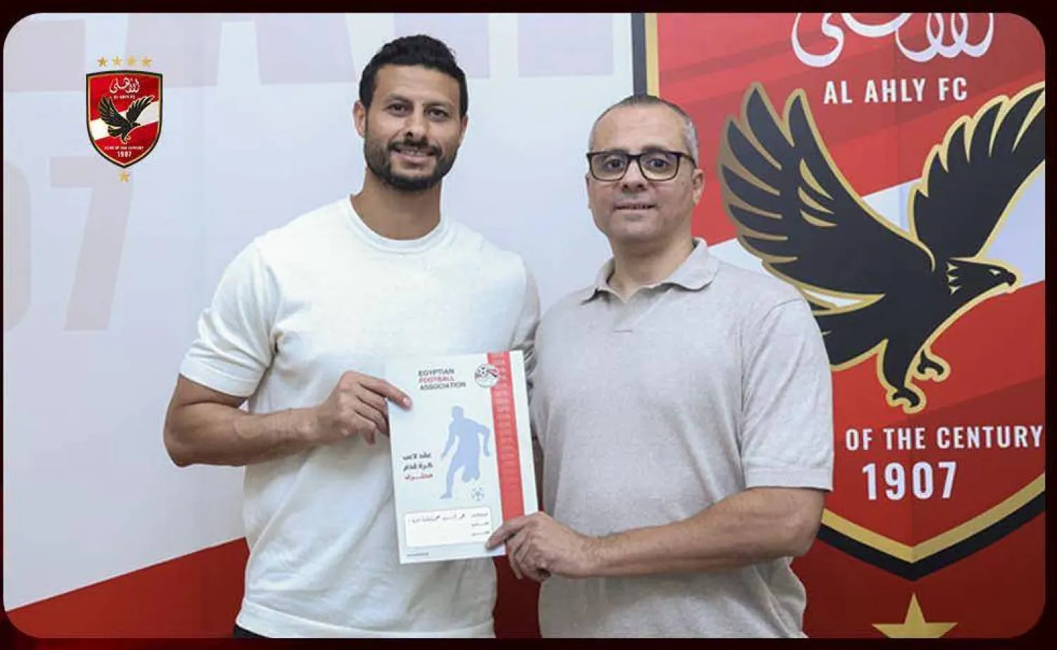محمد الشناوي حارس مرمى الأهلي المصري وقائده يحتفل بتمديد تعاقده (النادي الأهلي)