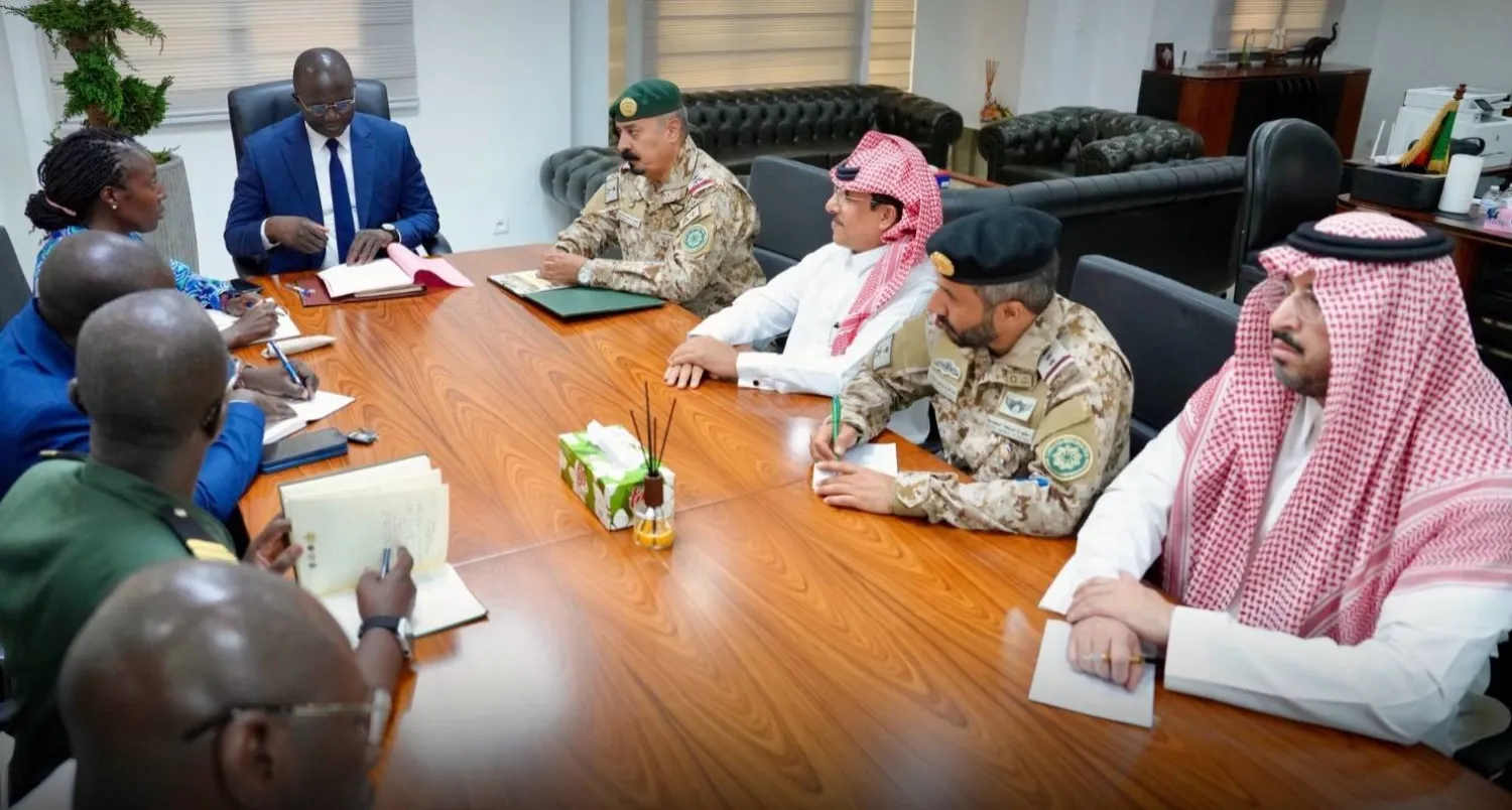 جانب من لقاء الأمين العام لـ«التحالف الإسلامي العسكري لمحاربة الإرهاب» ووزير القوات المسلحة السنغالي الاثنين (التحالف الإسلامي)