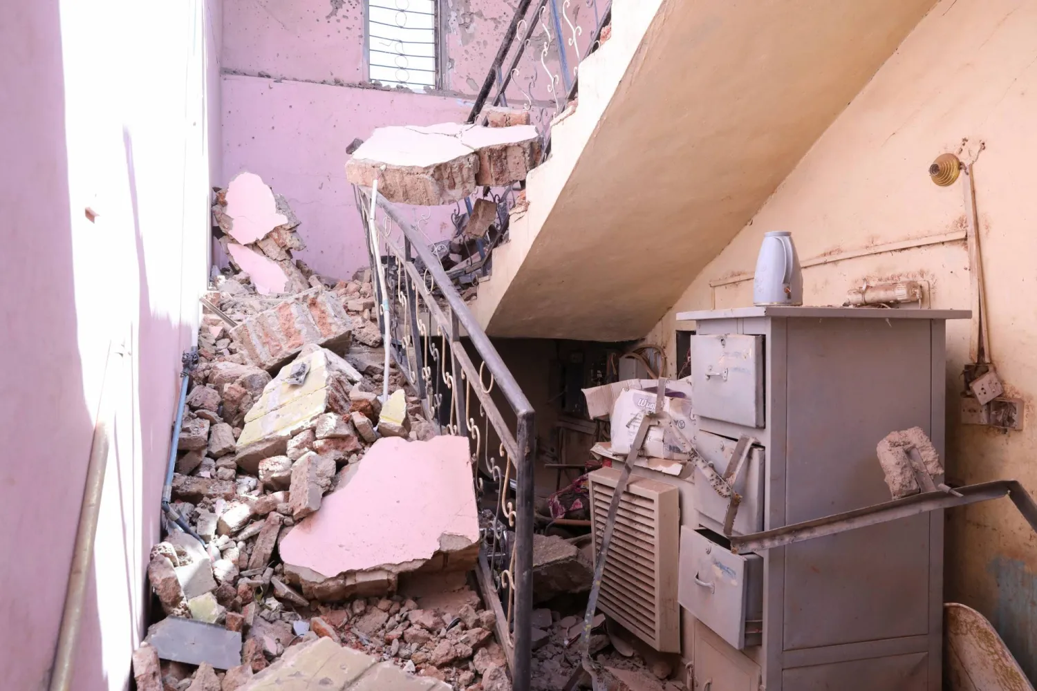 حطام متناثر داخل مبنى كلية التنمية والعلوم التكنولوجية عقب هجوم بمسيّرة في مدينة الأُبيّض يوم 15 سبتمبر (رويترز)