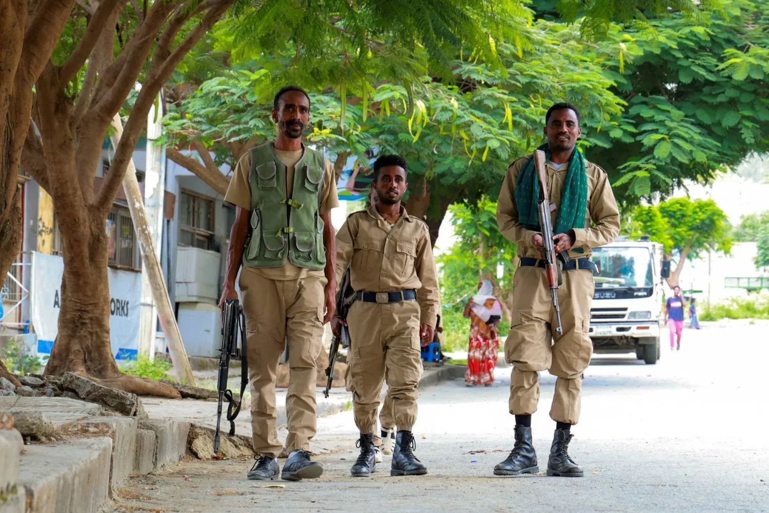 Tigray güçlerine mensup askerler, hükümet güçleriyle artan gerilim sırasında devriye geziyor, 24 Eylül 2026 (Reuters)