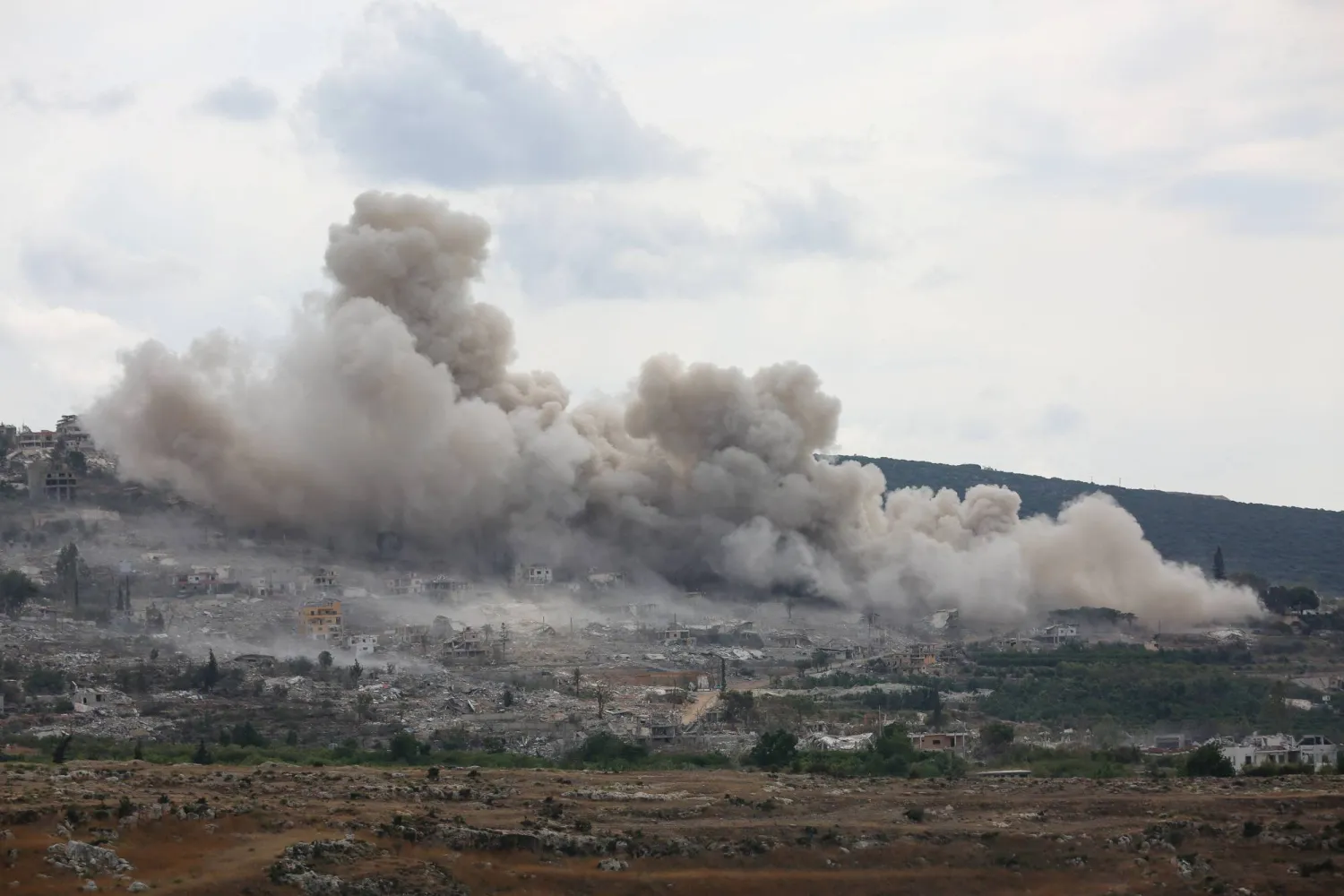  Smoke rises in al-Mansouri following Israeli explosions reported by Lebanon’s state news agency NNA as seen from Hinniyeh, southern Lebanon, September 28, 2026. (Reuters)