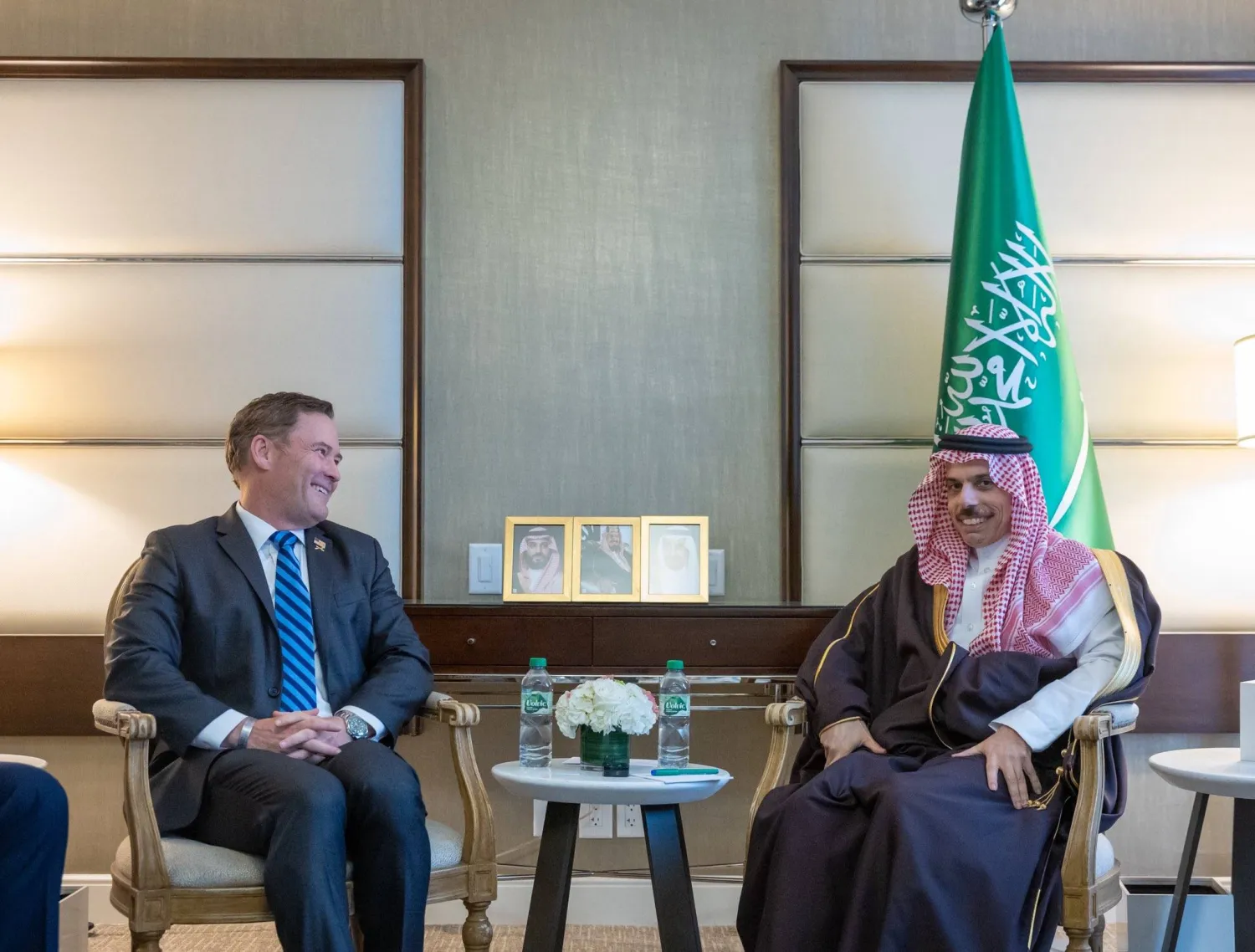الأمير فيصل بن فرحان وزير الخارجية السعودي خلال لقائه المندوب الأميركي الدائم لدى الأمم المتحدة مايكل والتز في واشنطن (الخارجية السعودية)