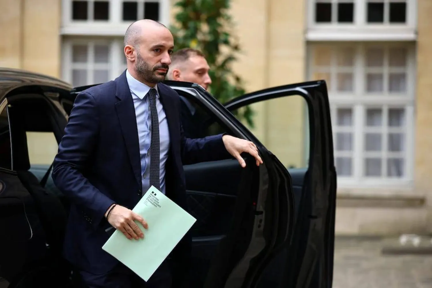 وزير الدولة الفرنسي للشؤون الأوروبية بنيامين حداد يصل إلى فندق «ماتينيون» في باريس (رويترز)