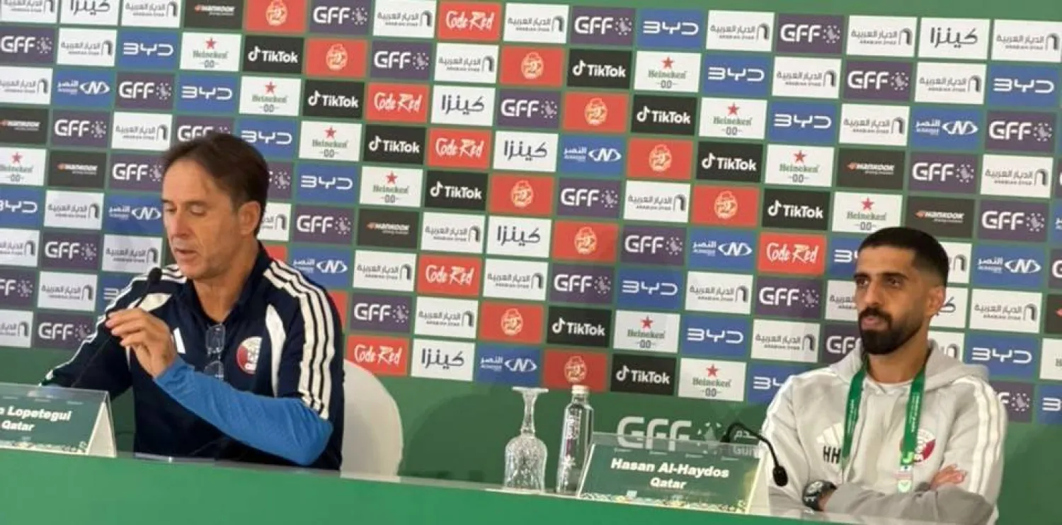 الإسباني جوليان لوبيتيغي مدرب المنتخب القطري وإلى جواره حسن الهيدوس (الشرق الأوسط)