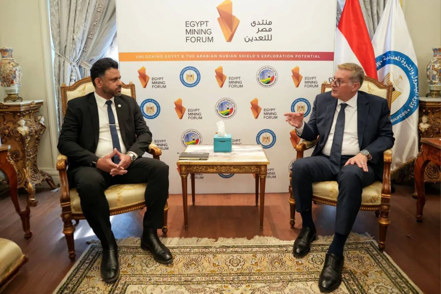 وزير البترول المصري كريم بدوي خلال استقباله فيفيك ناتاراجان نائب رئيس شركة «وورلي» العالمية لخدمات تسليم المشروعات (وزارة البترول)