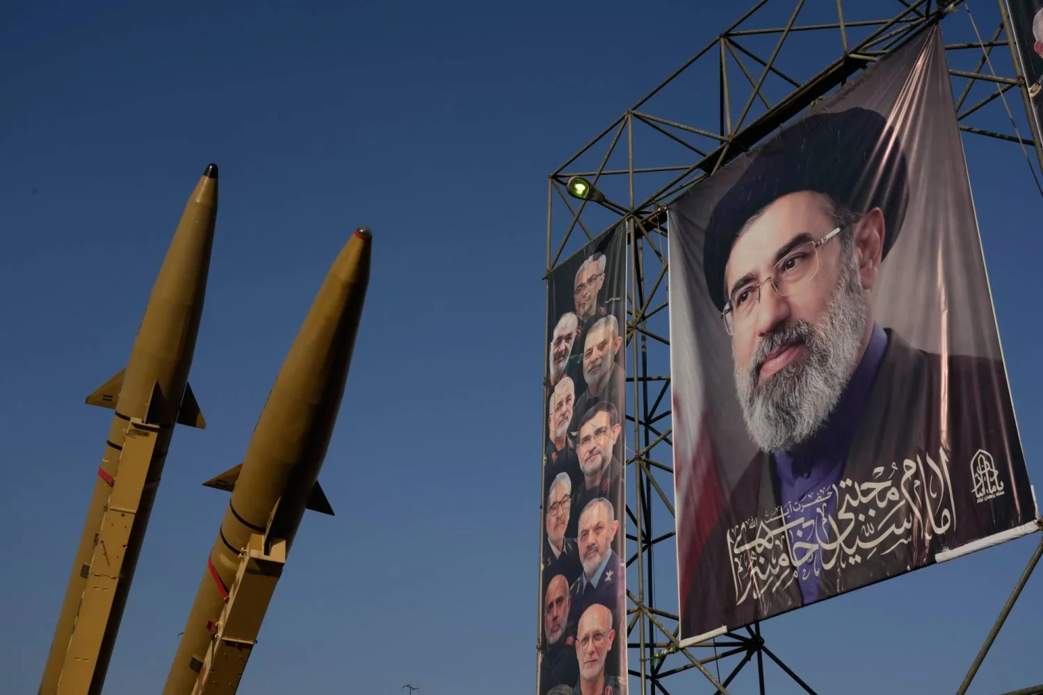 صواريخ إيرانية وصور للمرشد الإيراني مجتبى خامنئي وقادة عسكريين قُتلوا في ضربات أميركية وإسرائيلية خلال معرض عسكري في طهران الاثنين (أ.ب)