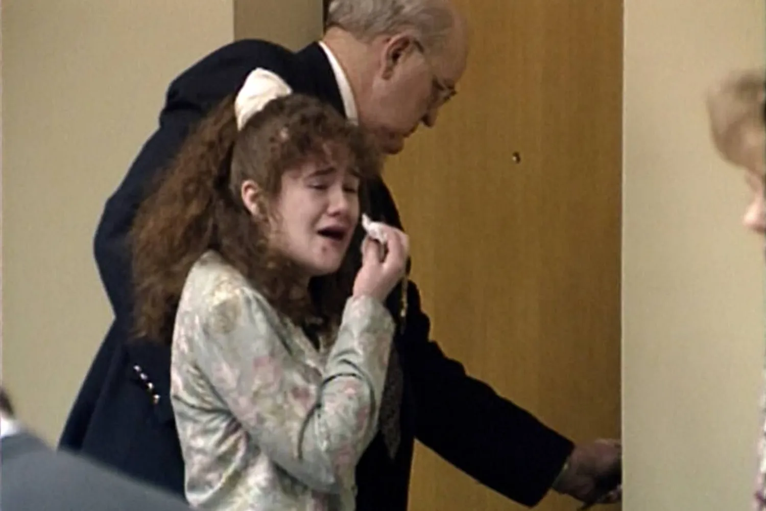 لقطة تلفزيونية تُظهر كريستا بايك وهي تبكي عقب صدور حكم إعدامها في مارس 1996 بمدينة نوكسفيل (أسوشييتد برس)