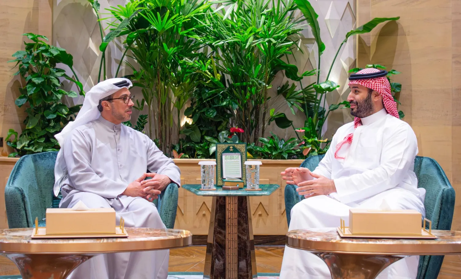 الأمير محمد بن سلمان ولي العهد السعودي خلال استقباله الشيخ منصور بن زايد نائب رئيس الإمارات في الرياض الثلاثاء (واس)