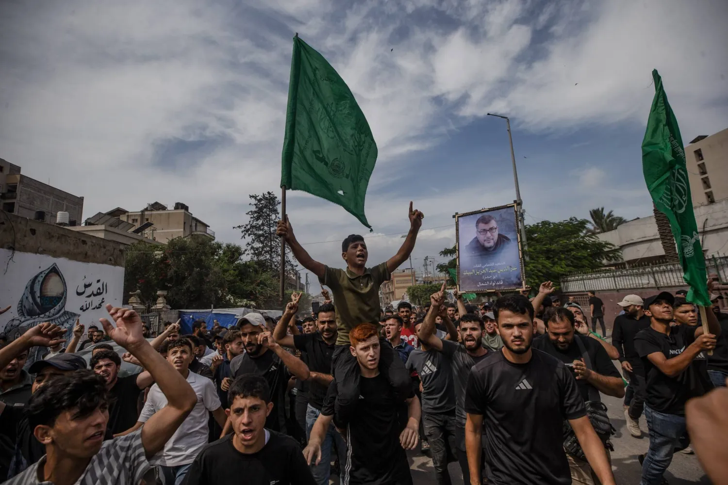 فلسطينيون يشيعون عز الدين البيك ومرافقه مهند أبو فول بمدينة غزة الثلاثاء (إ.ب.أ)