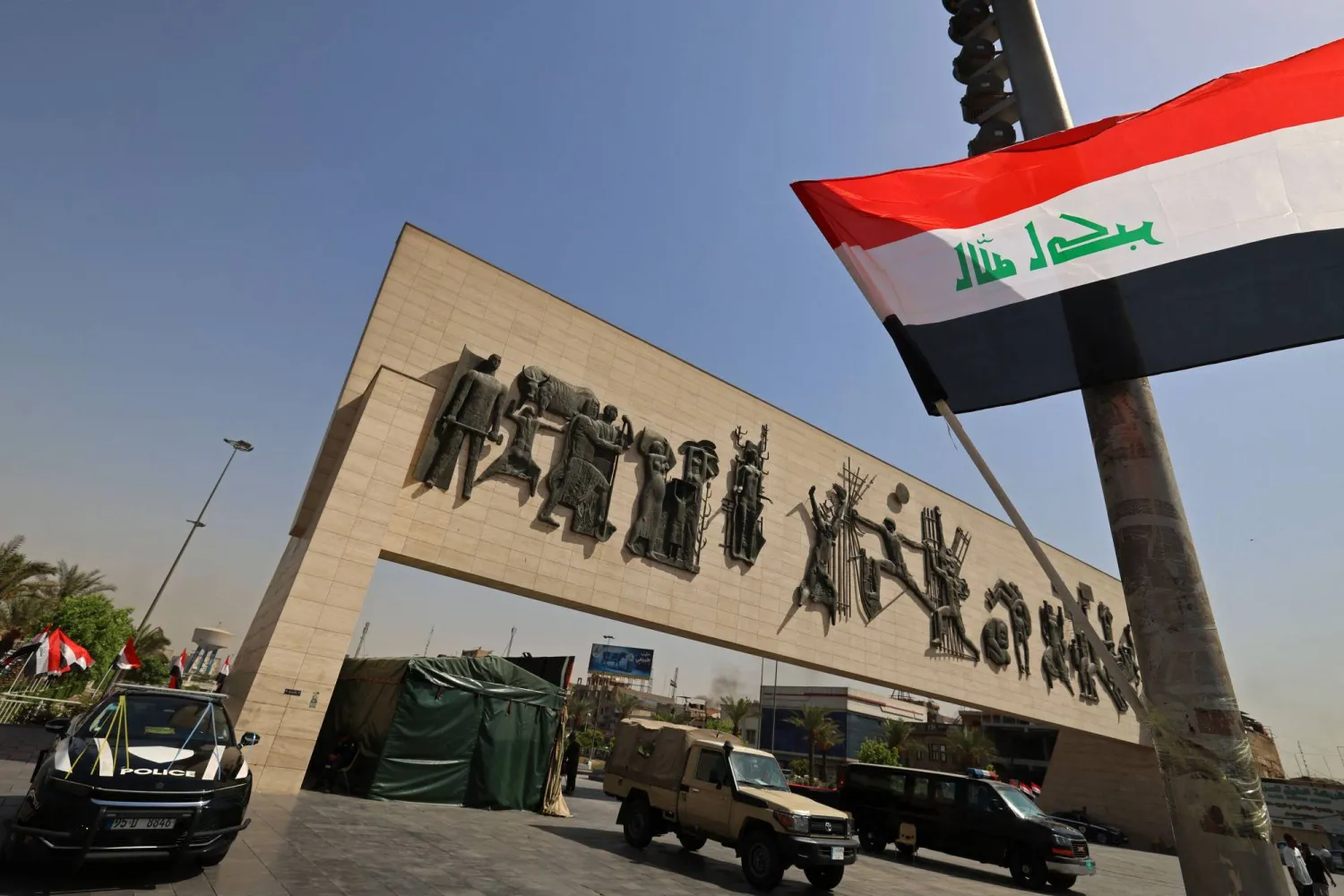 علم عراقي في «ساحة التحرير» ببغداد يوم 29 سبتمبر 2026 ضمن احتفالات تنظمها السلطات بمناسبة انتهاء مهمة التحالف الدولي لمحاربة «داعش» (أ.ف.ب)