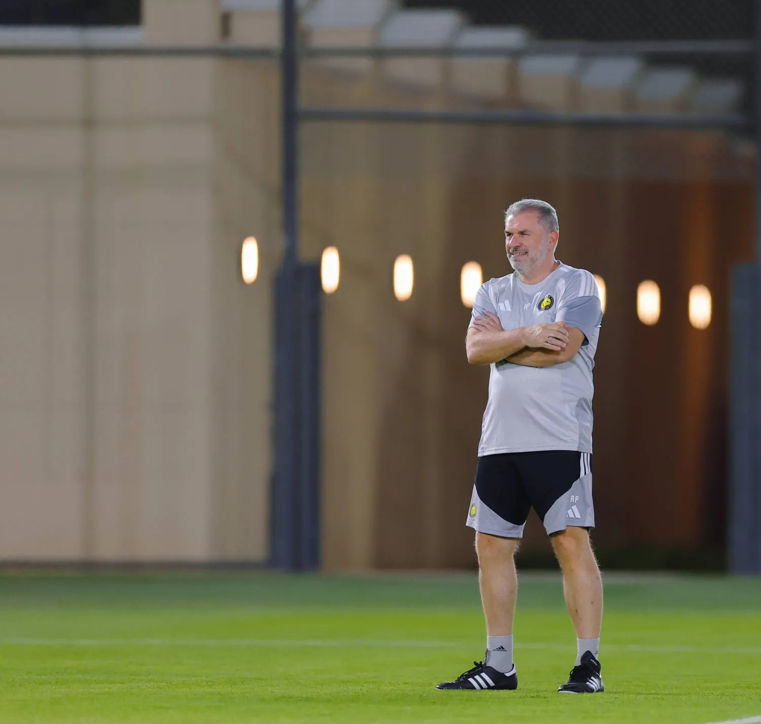 بوستيكوغلو خلال إشرافه على تدريبات النصر (موقع النادي)