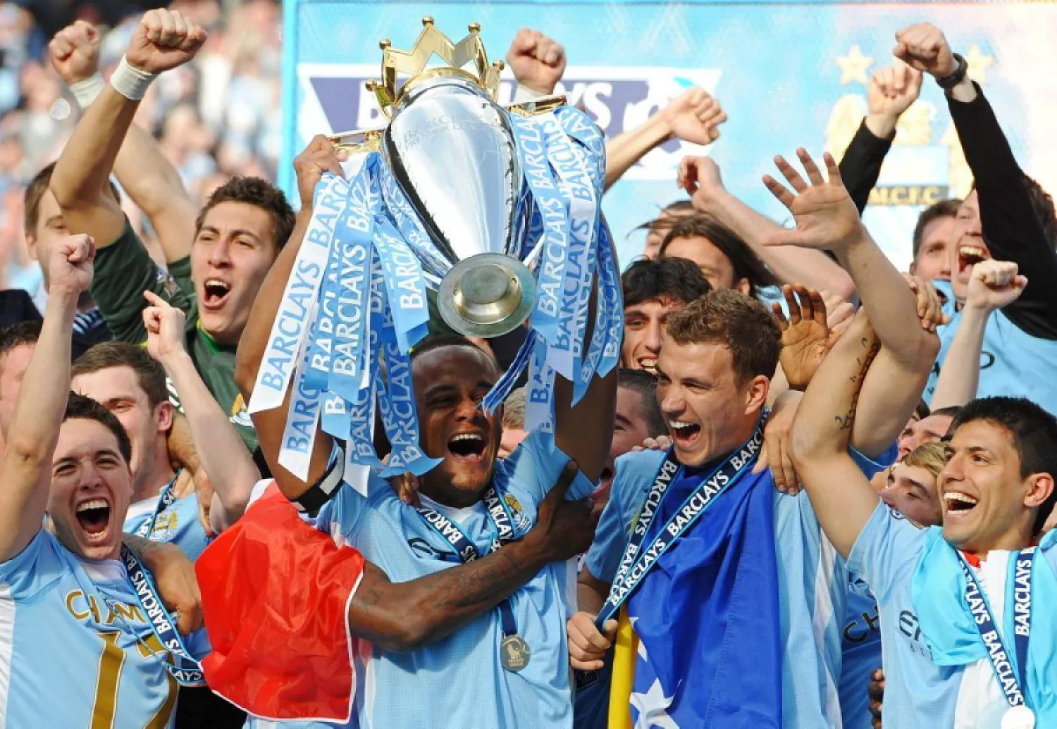 مانشستر سيتي يفوز بأول لقب له في الدوري الإنجليزي منذ نصف قرن عام 2012 (أ.ب)